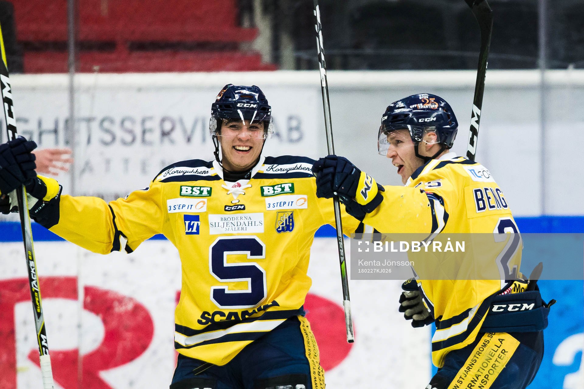 Södertäljes Christopher Bengtsson (h) jublar med Lucas
