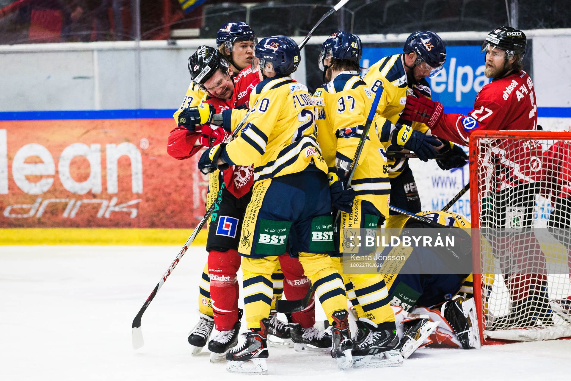 Vita Hästens Mattias Kalin i ett bråk med Södertäljes