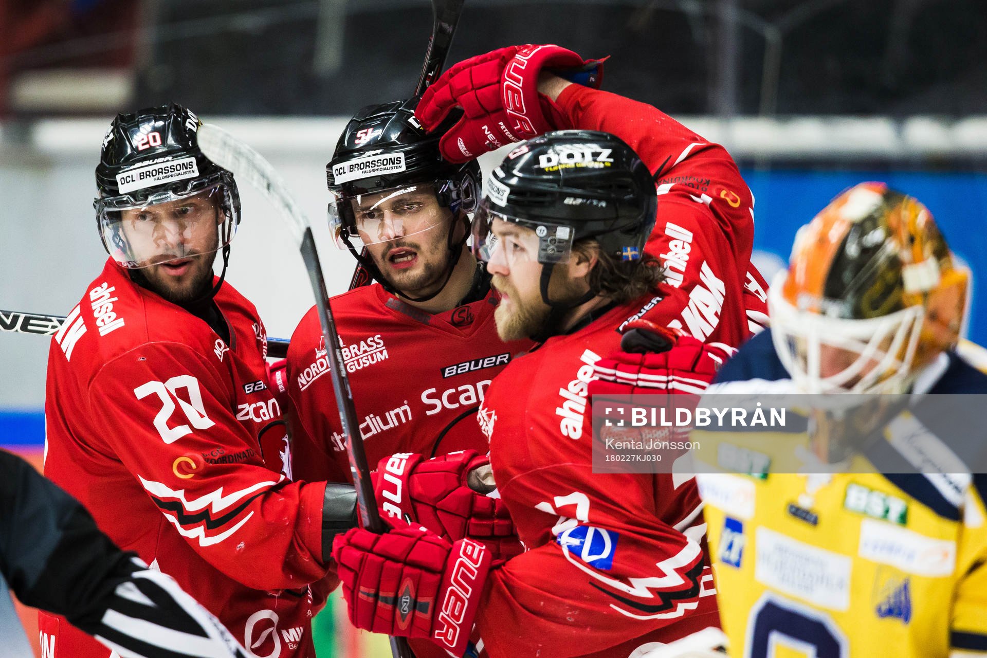 Vita Hästens August Gunnarsson (m) jublar med Marcus