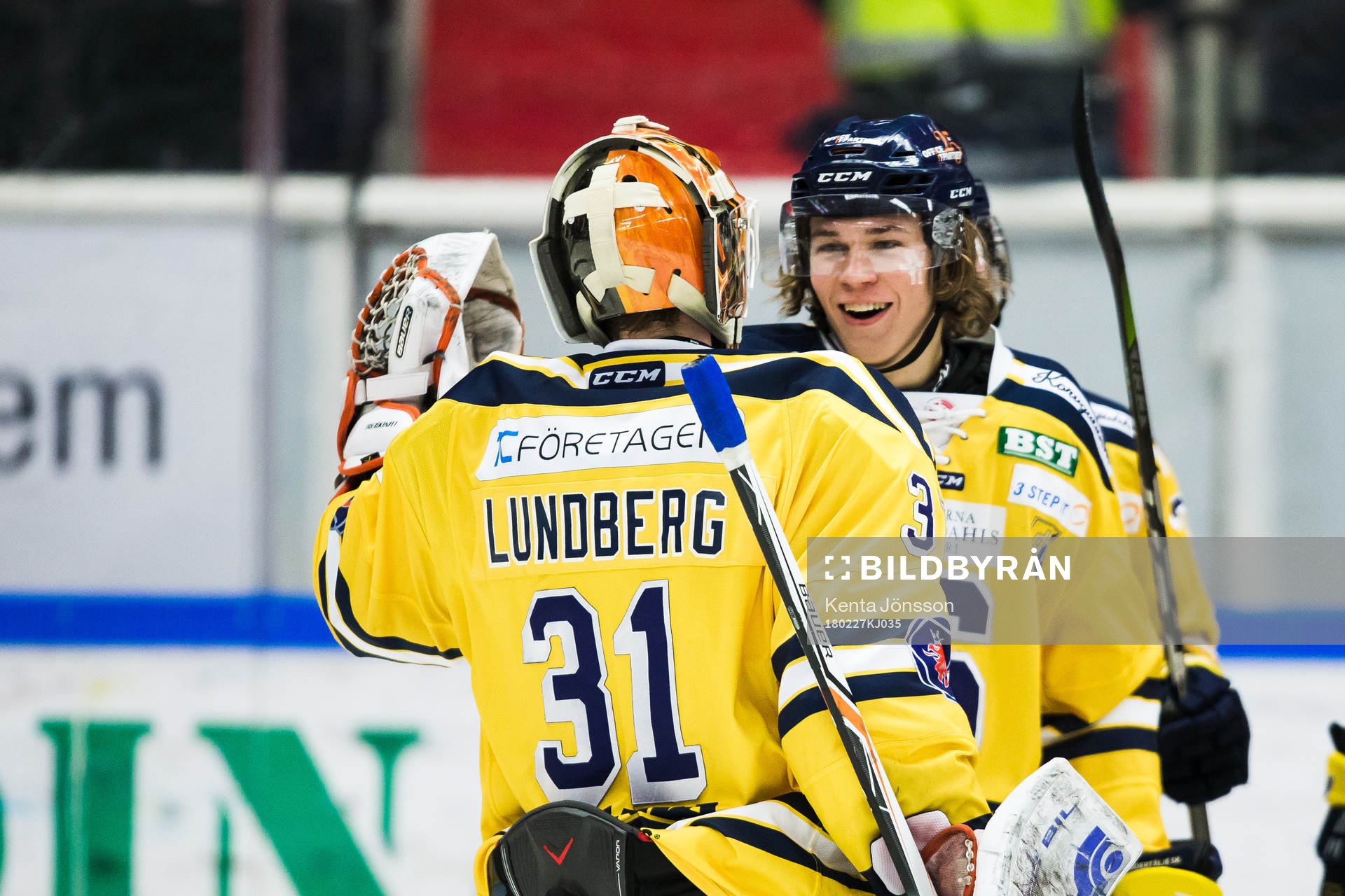 Södertäljes Måns Lindbäck jublar med målvakt Henrik