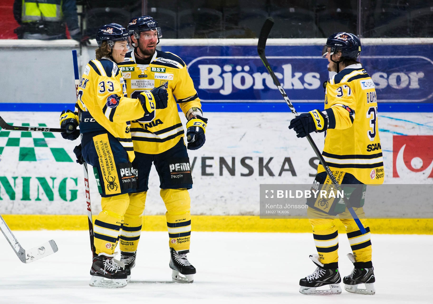 Södertäljes Måns Lindbäck jublar med Nicklas Grossmann