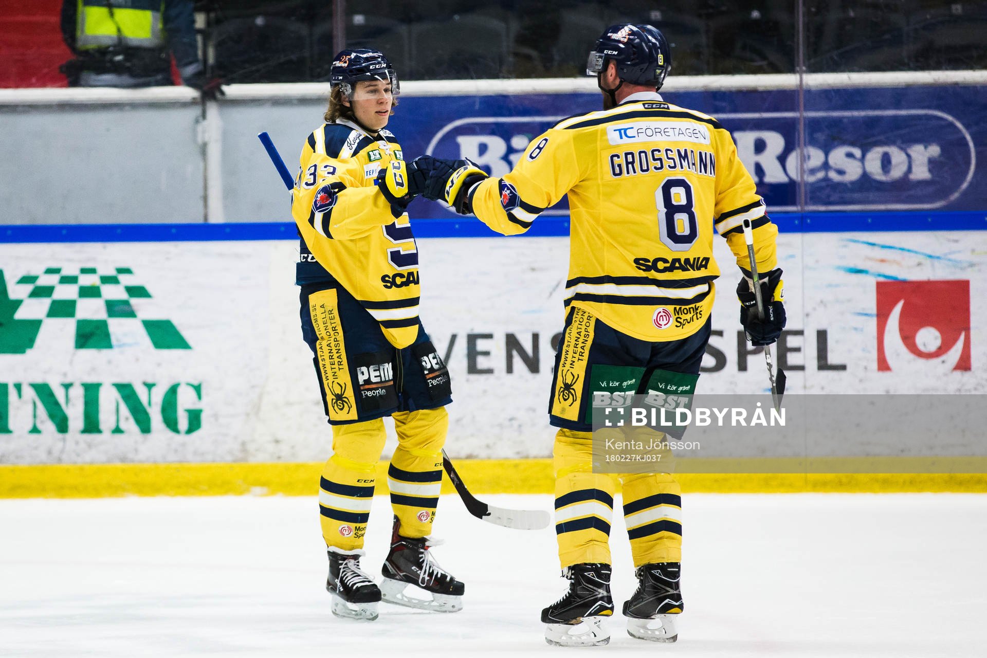 Södertäljes Måns Lindbäck jublar med Nicklas Grossmann