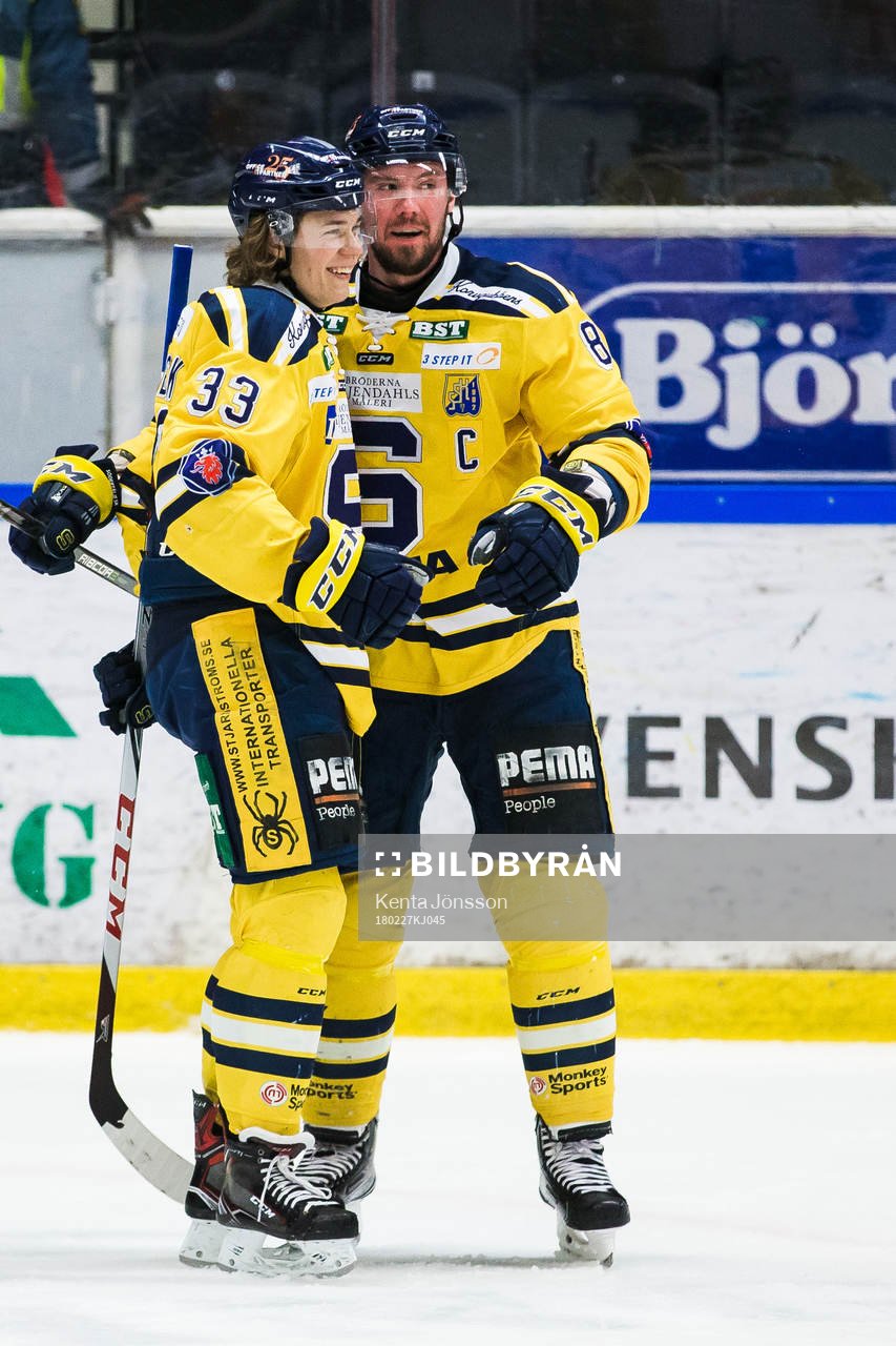 Södertäljes Måns Lindbäck jublar med Nicklas Grossmann