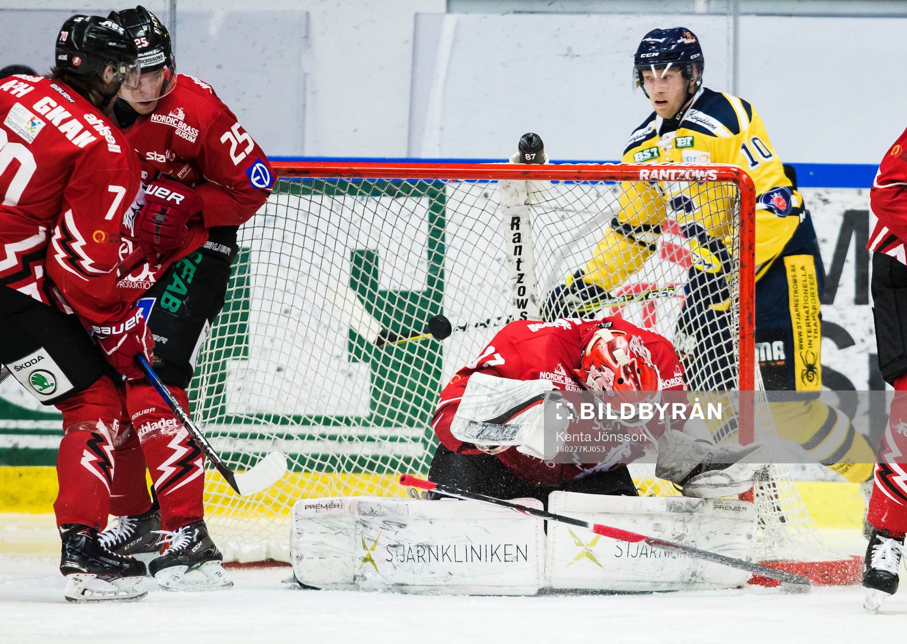 Vita Hästens målvakt Pontus Sjögren får en puck på sig