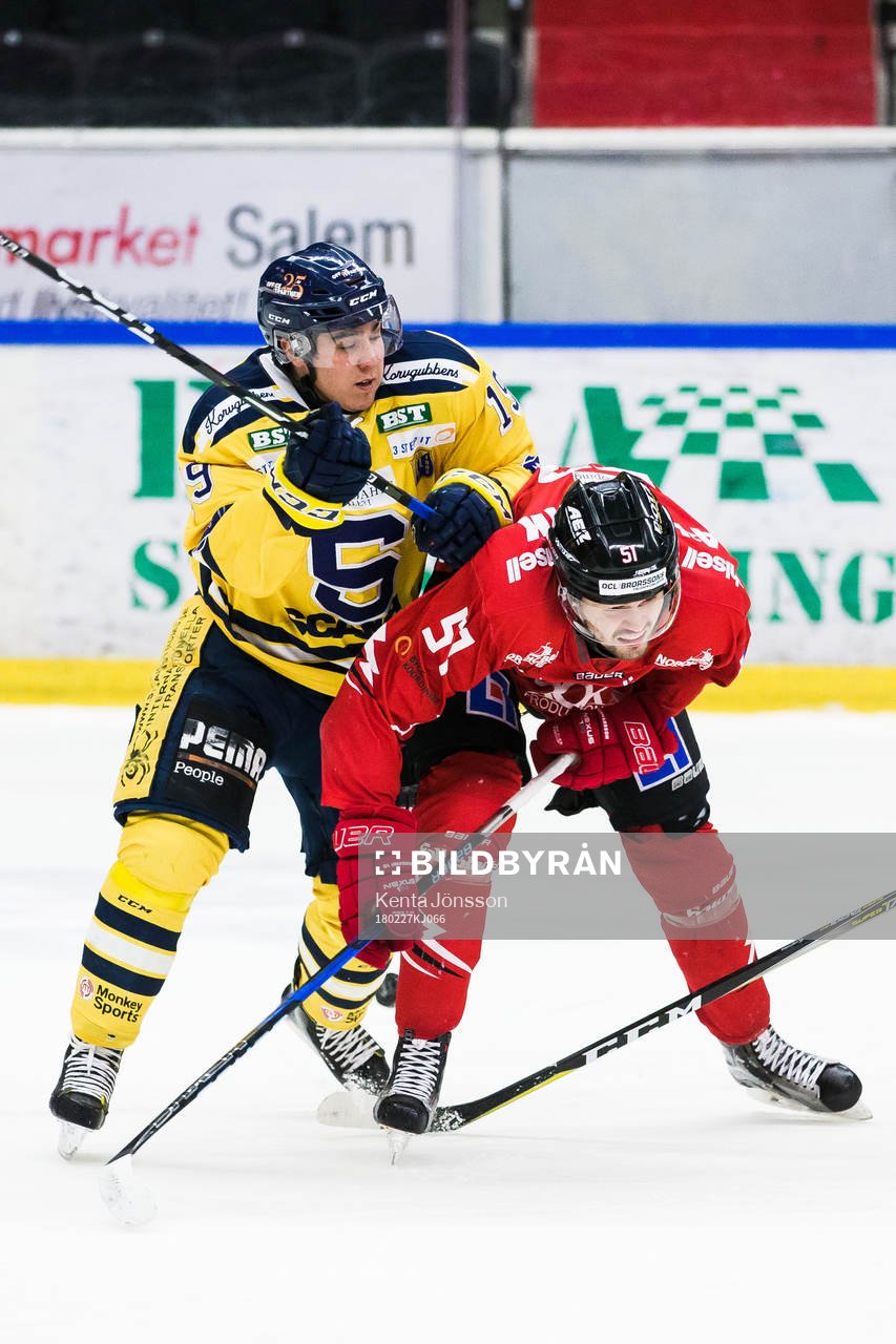 Södertäljes Lucas Carlsson i kamp om pucken Vita Hästens
