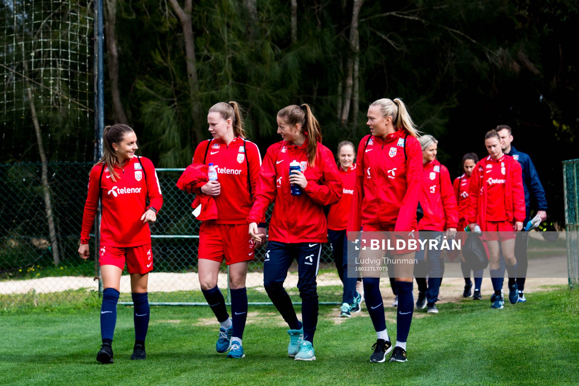 Spelarna ankommer till en träning med Norges damlandslag i