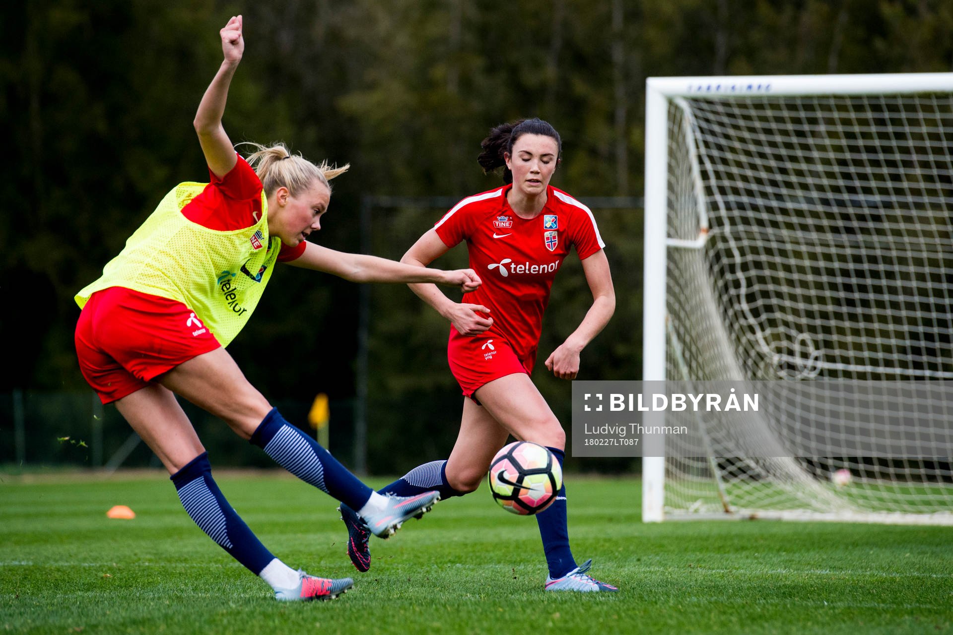 Synne Sofie Kinden Jensen och Ingrid Syrstad Engen