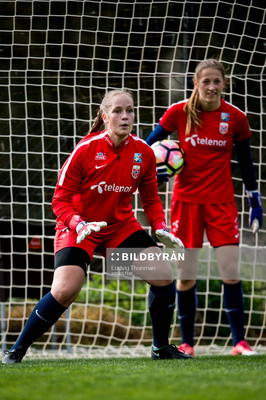 Målvakt Aurora Mikalsen och målvakt Cecilie Fiskerstrand