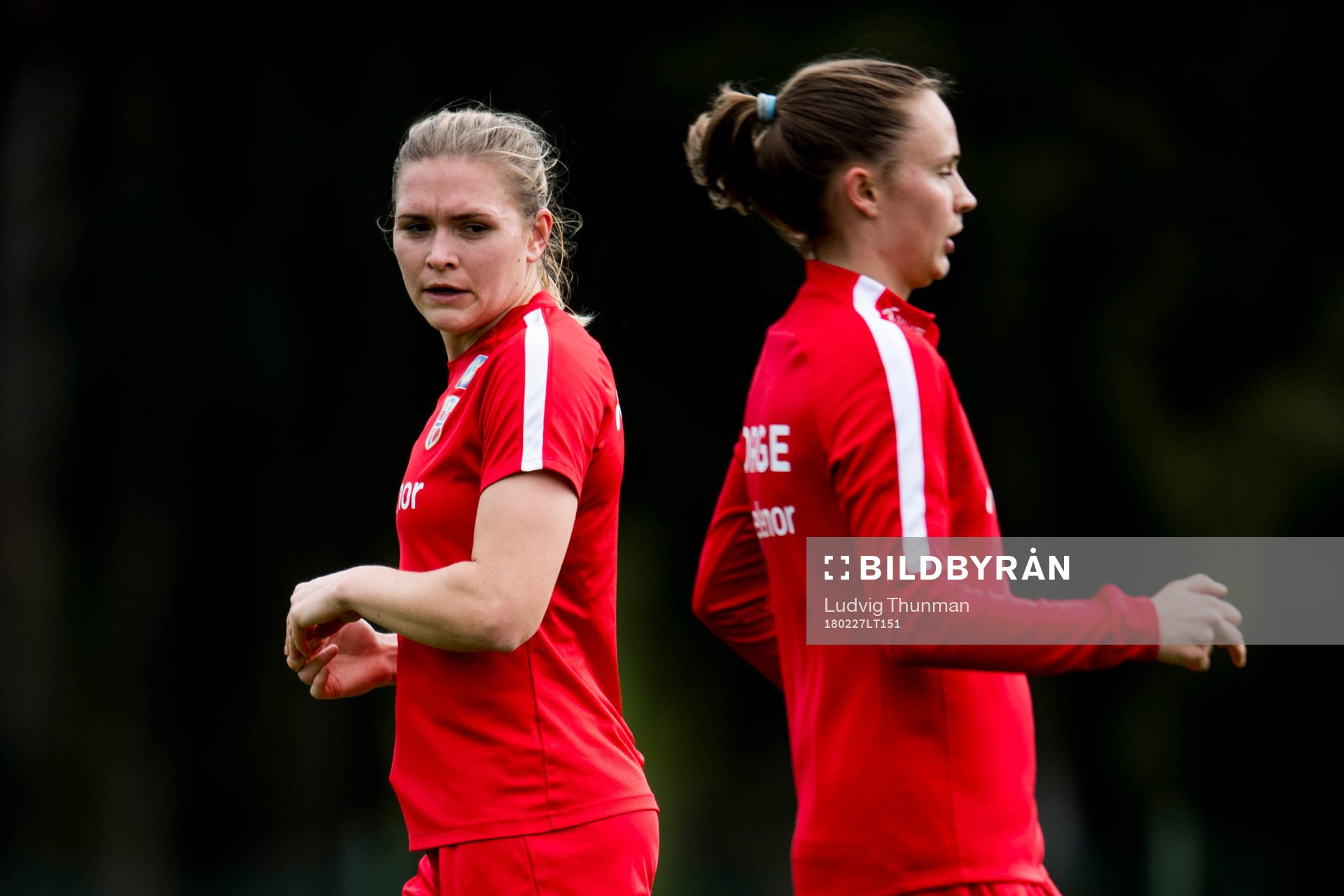 Ingvild Landvik Isaksen och Caroline Graham Hansen