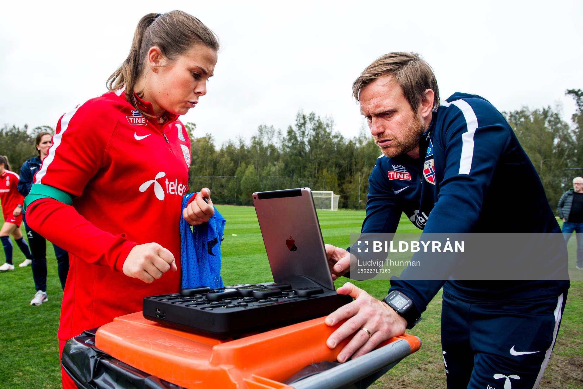 Emilie Haavi och förbundskapten Martin Sjögren tittar på