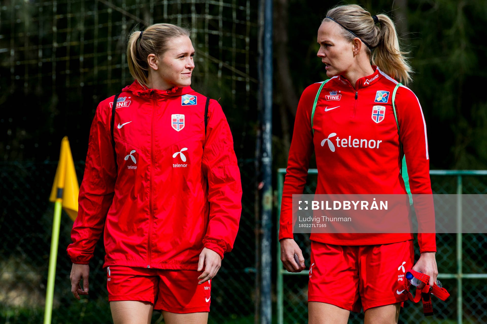 Ingvild Landvik Isaksen och målvakt Ingrid Hjelmseth