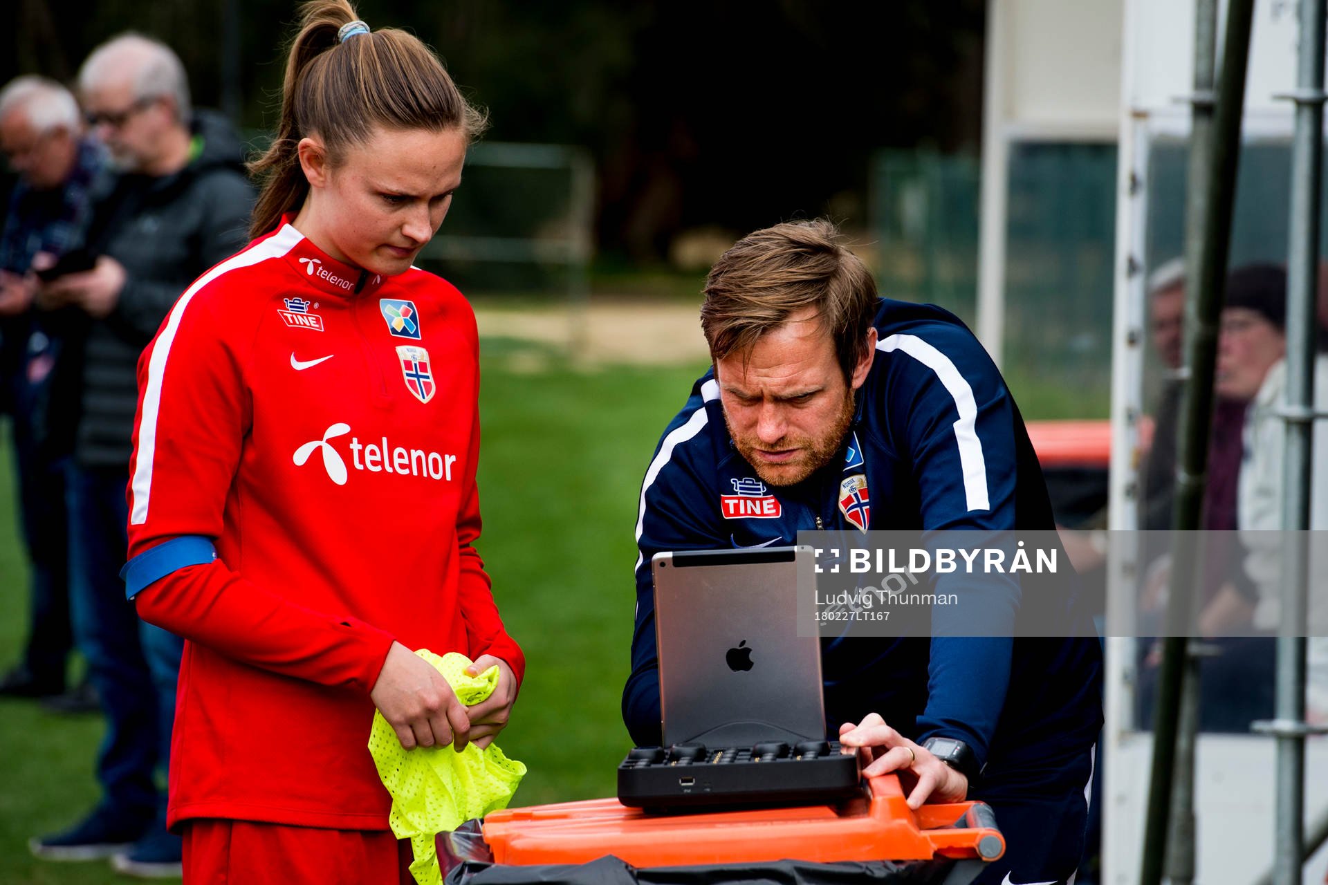 Caroline Graham Hansen och förbundskapten Martin Sjögren