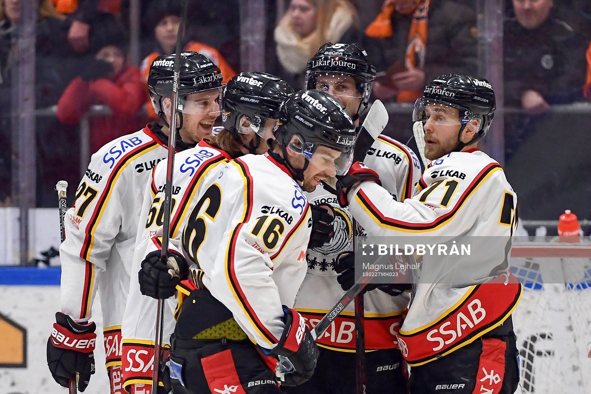 Luleås Emil Larsson jublar med lagkamrater