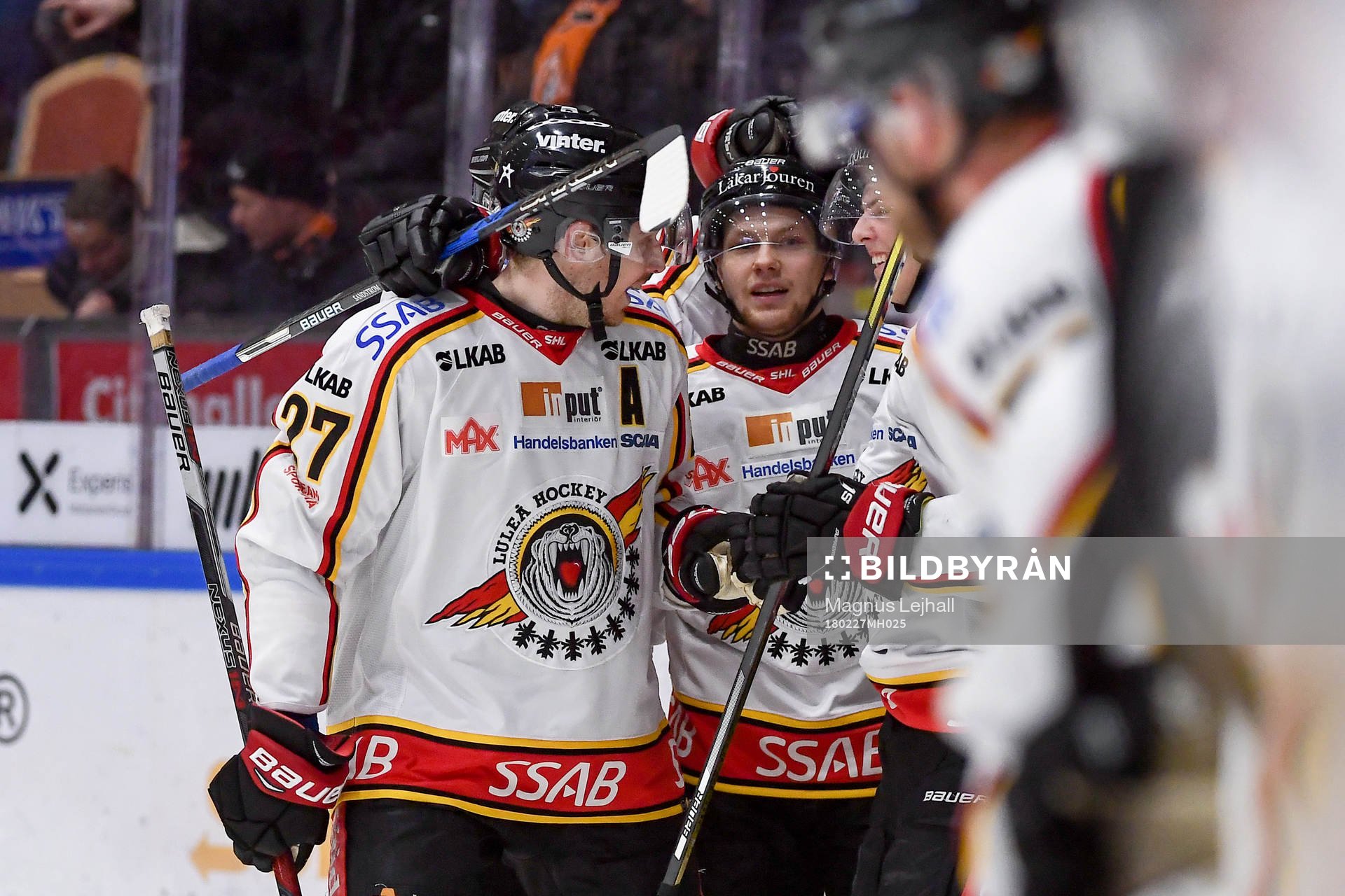 Luleås Emil Larsson jublar med lagkamrater