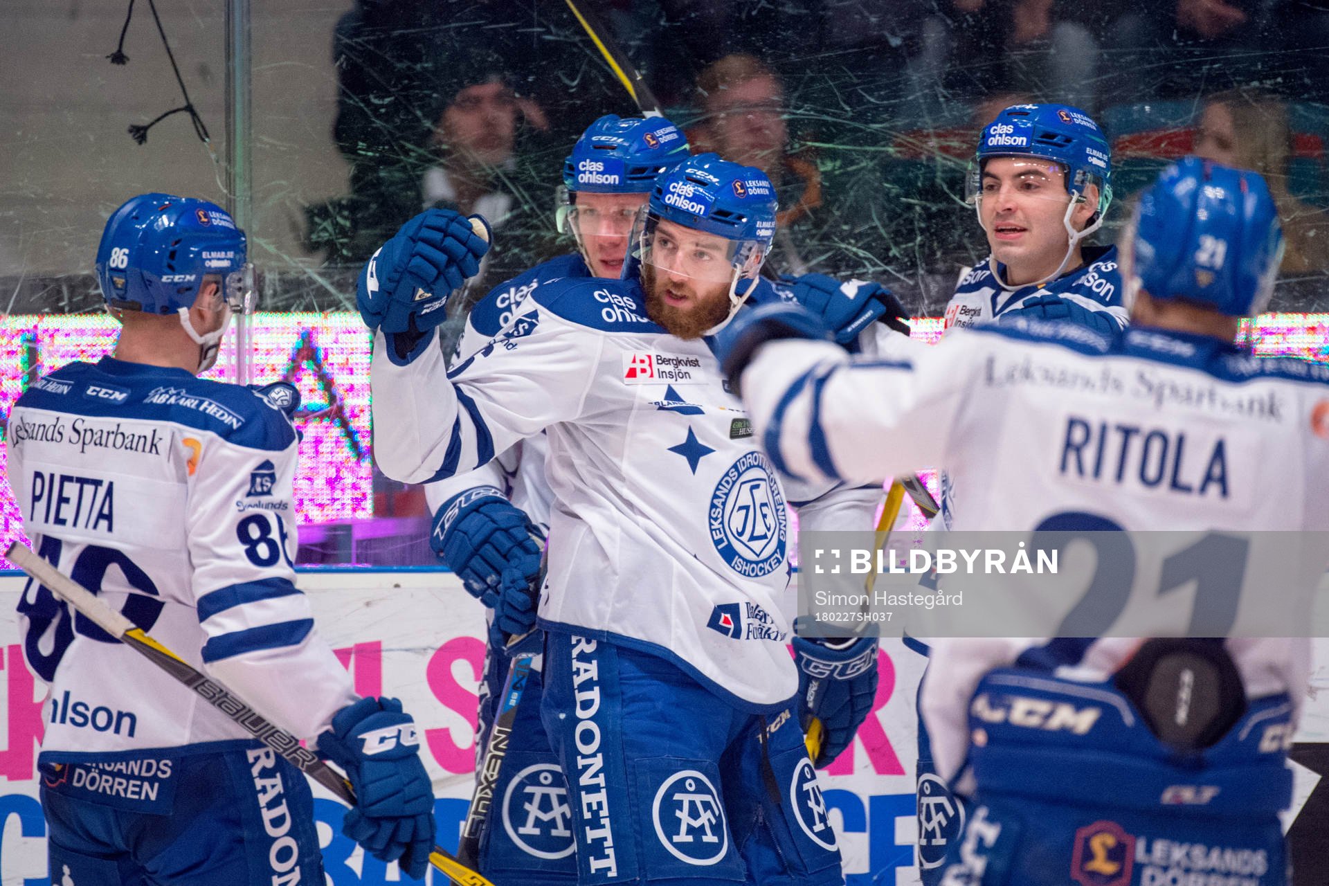 Leksands Austin Madaisky jublar med lagkamrater