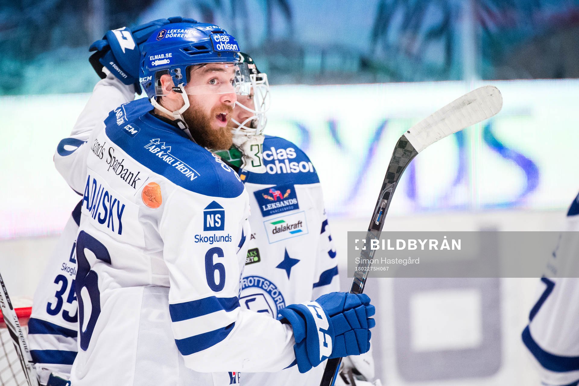 Leksands Austin Madaisky jublar med målvakt Robin Rahm