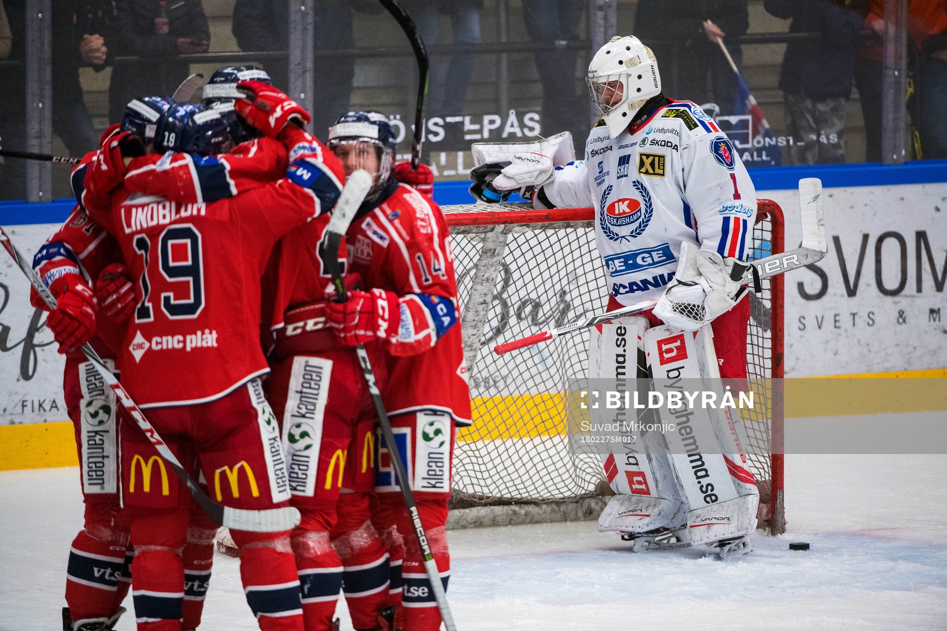 Oskarshamns målvakt Christoffer Rifalk  deppar medan