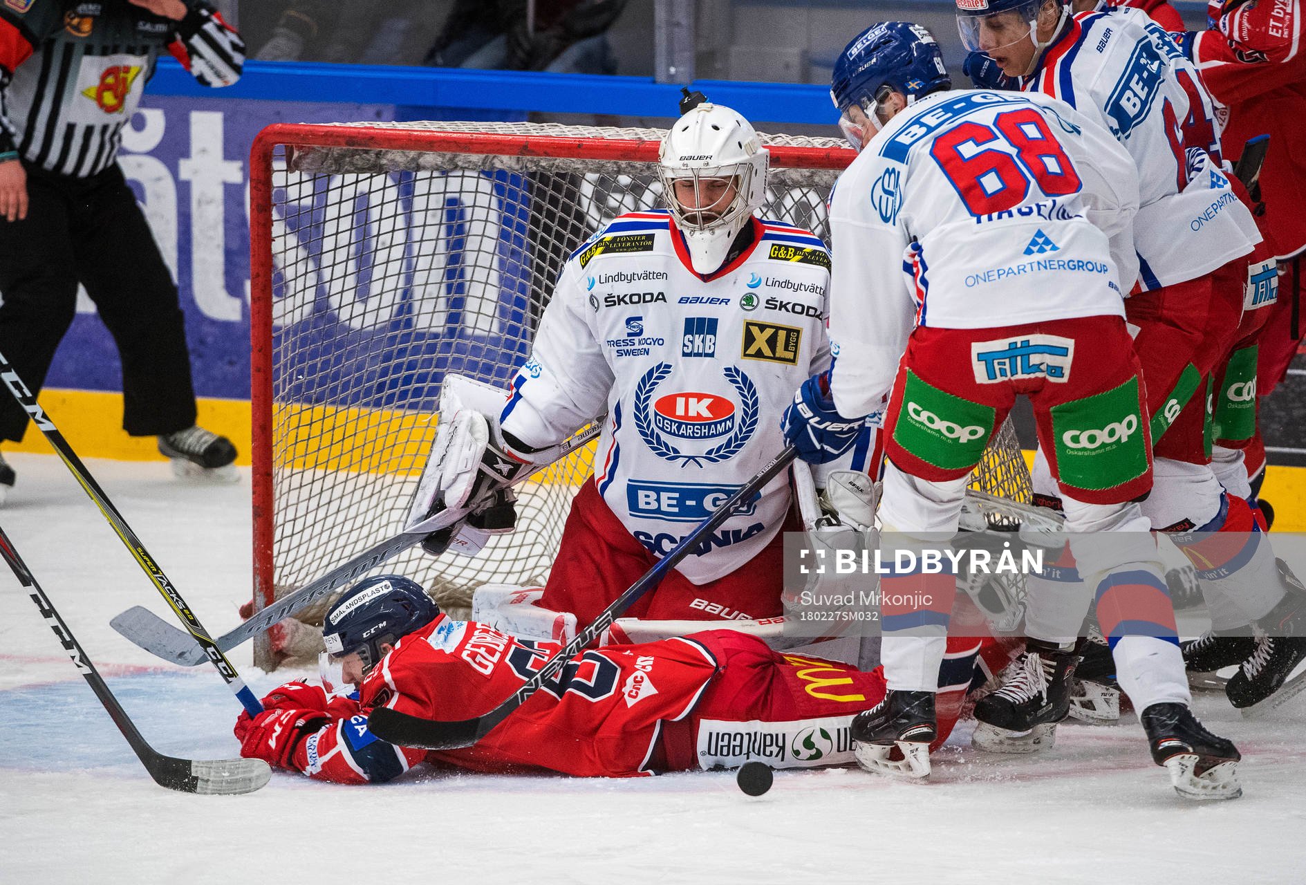 Oskarshamns målvakt Christoffer Rifalk  och Joakim Hagelin