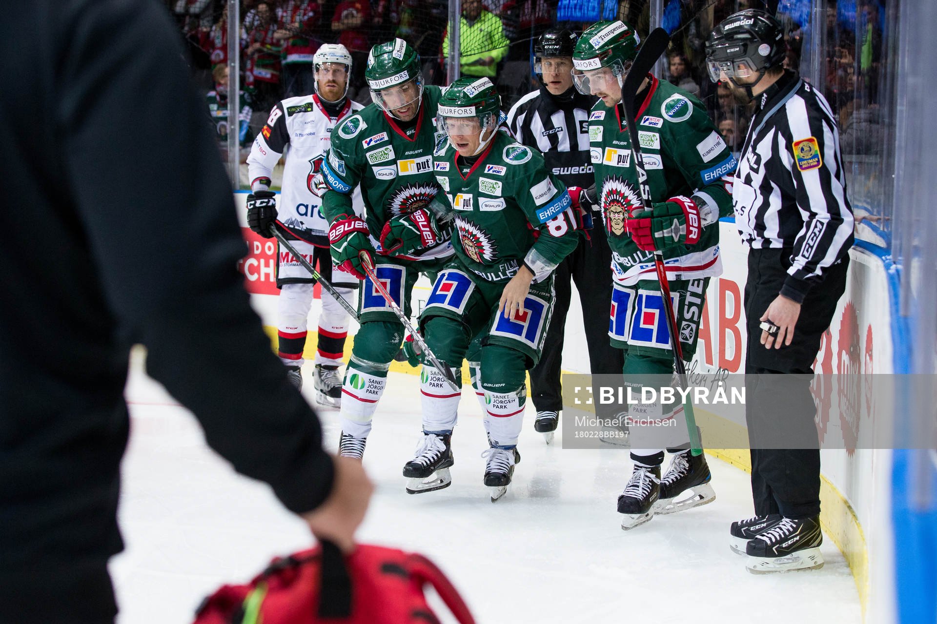 Frölundas Ryan Lasch hjälps av isen av Joel Lundqvist och