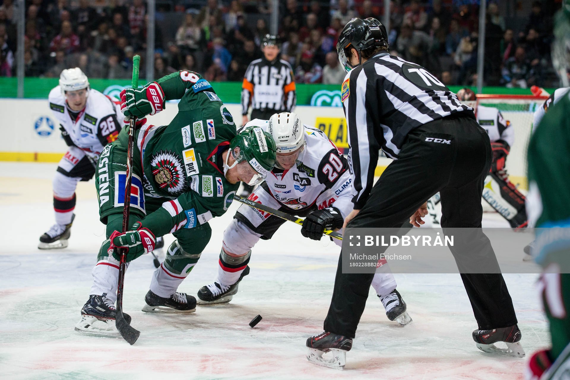 Frölundas Simon Hjalmarsson tekar mot Malmö Redhawks Erik