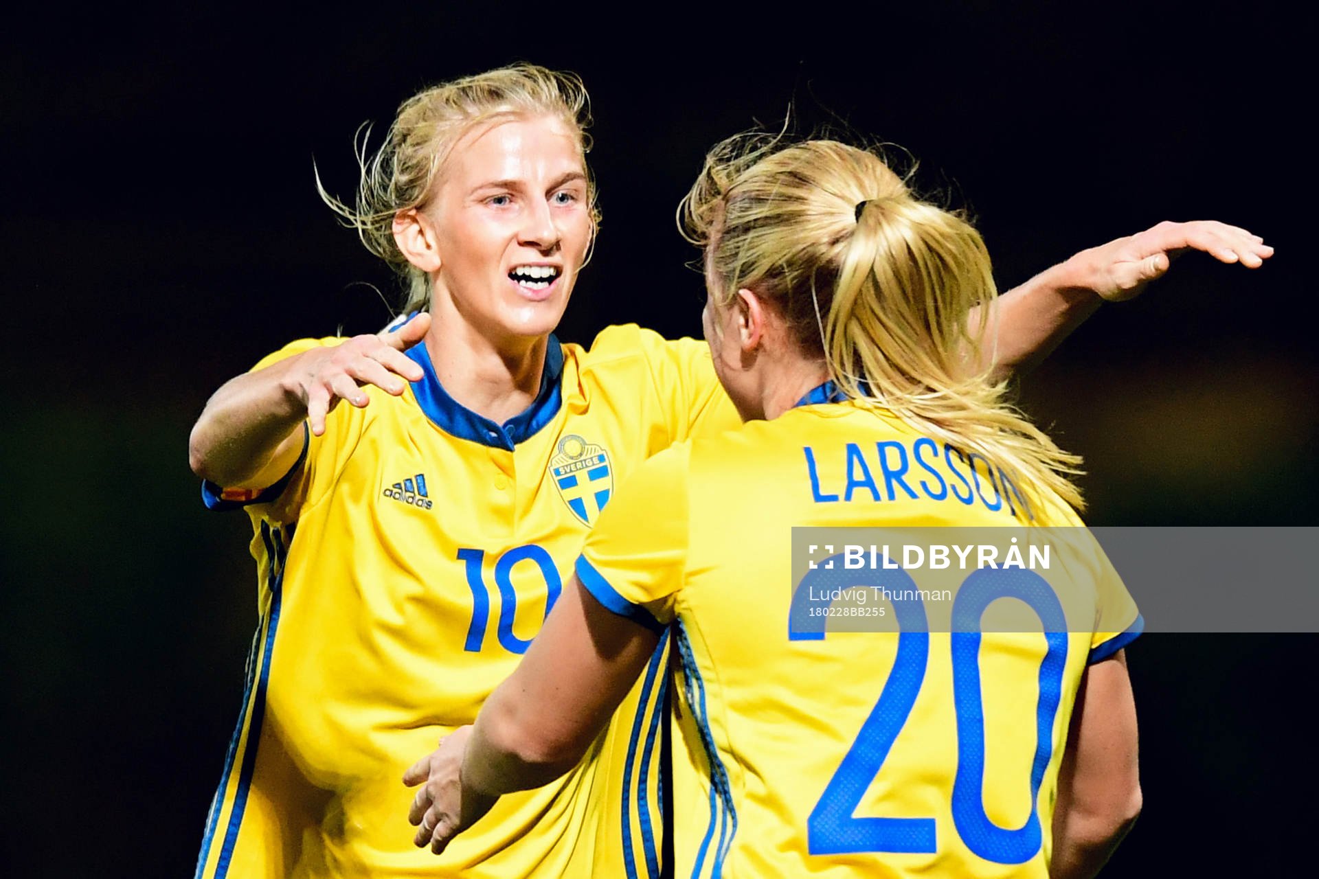 Sveriges Sofia Jakobsson och Mimmi Larsson jublar