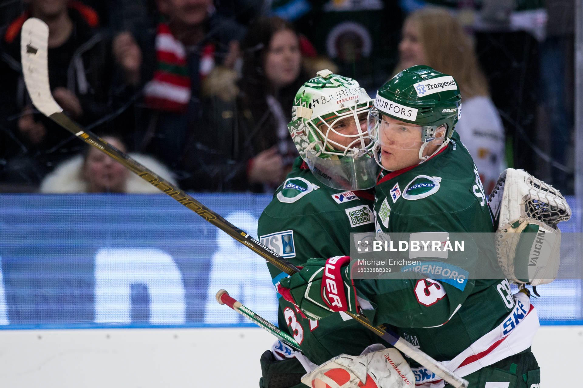 Frölundas Carl Grundström jublar ihop med målvakt Johan