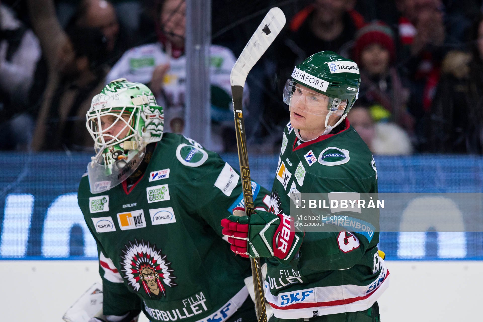 Frölundas Carl Grundström jublar ihop med målvakt Johan