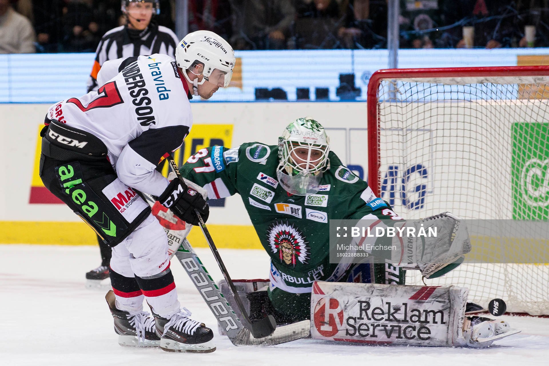 Frölundas målvakt Johan Gustafsson räddar en straff