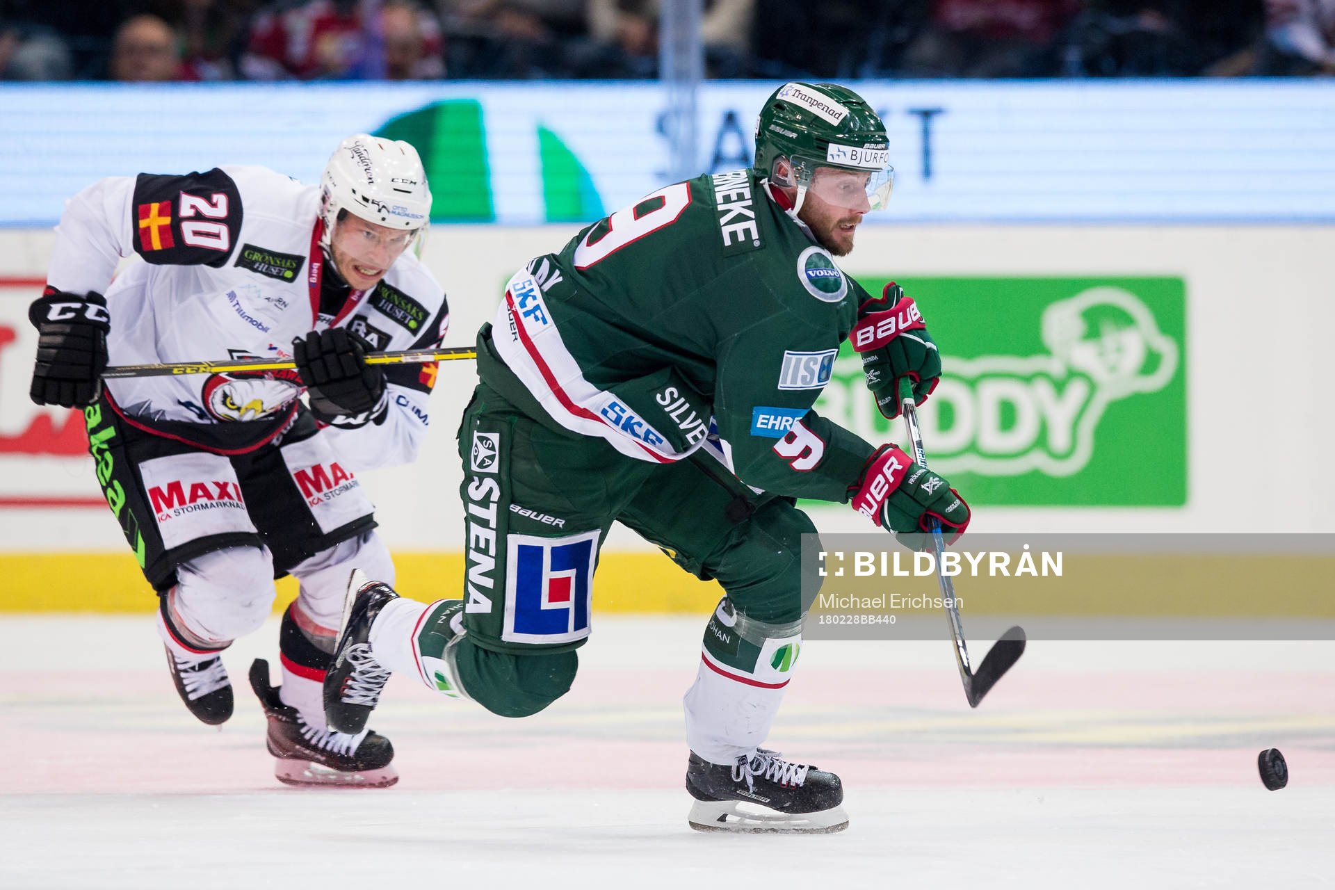 Frölundas Jan Mursak före Malmö Redhawks Erik Forssell