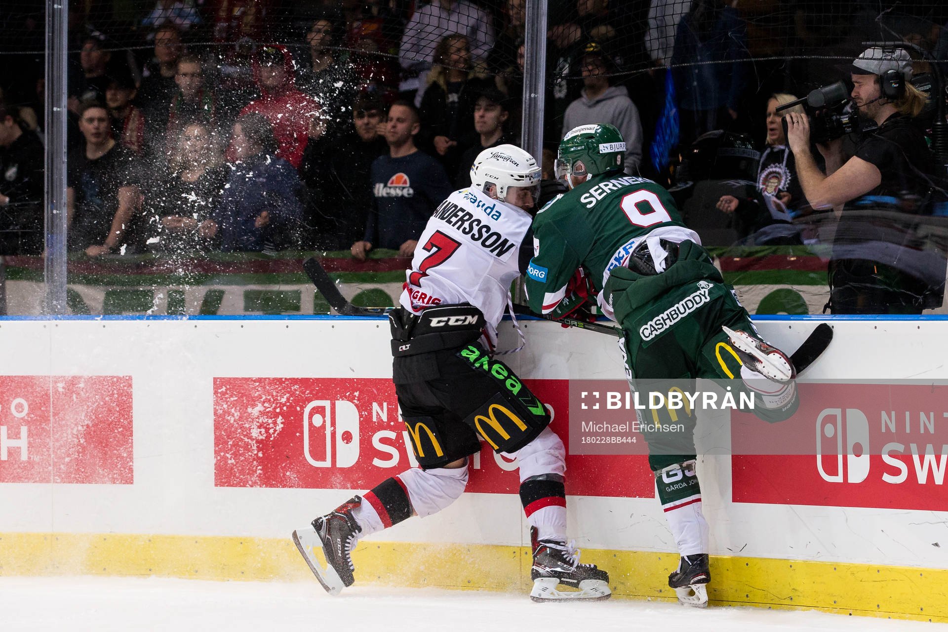 Frölundas Jan Mursak tacklar Malmö Redhawks Nils Andersson