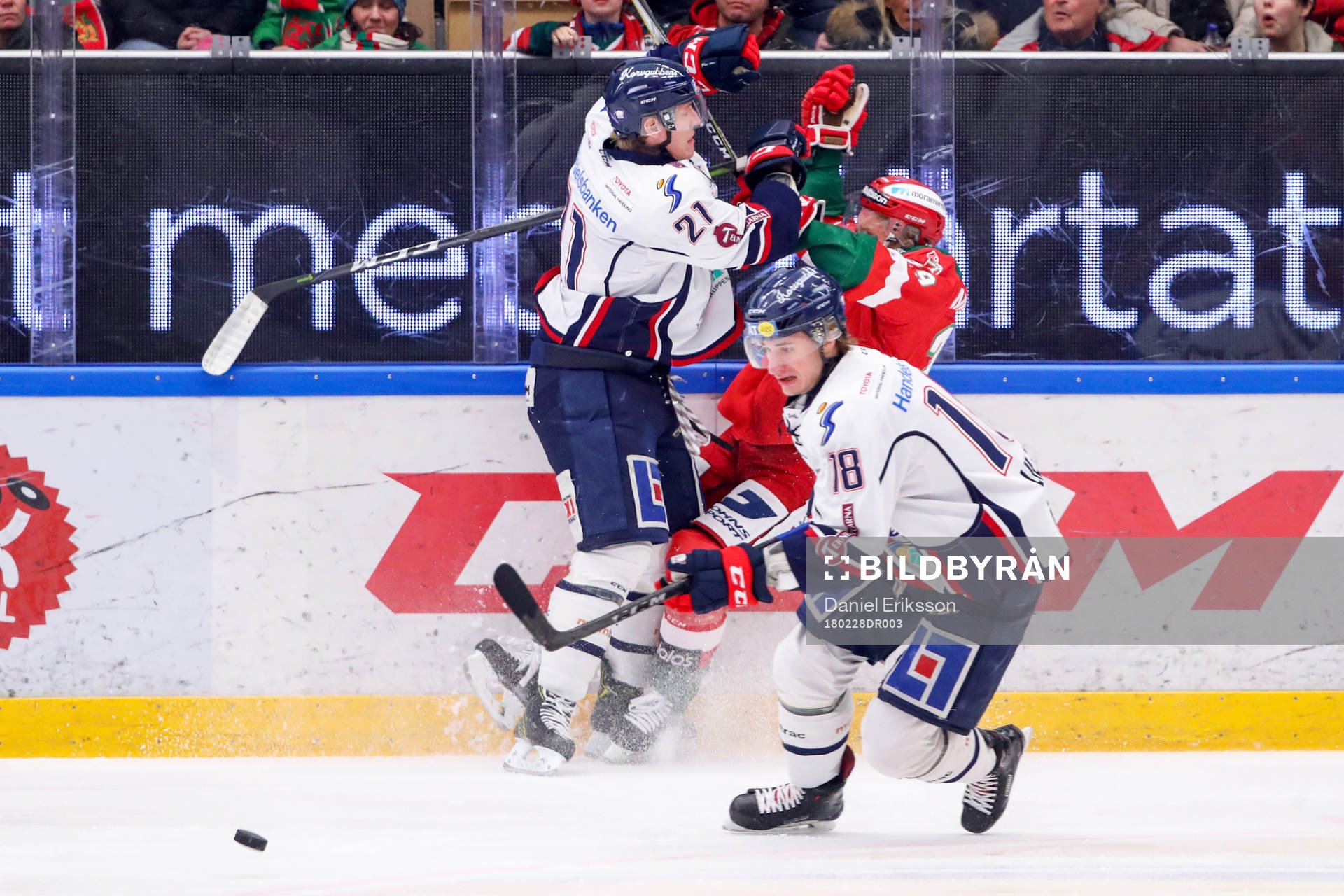 Linköpings Emil Sylvegård tacklar Moras Marcus Fagerudd