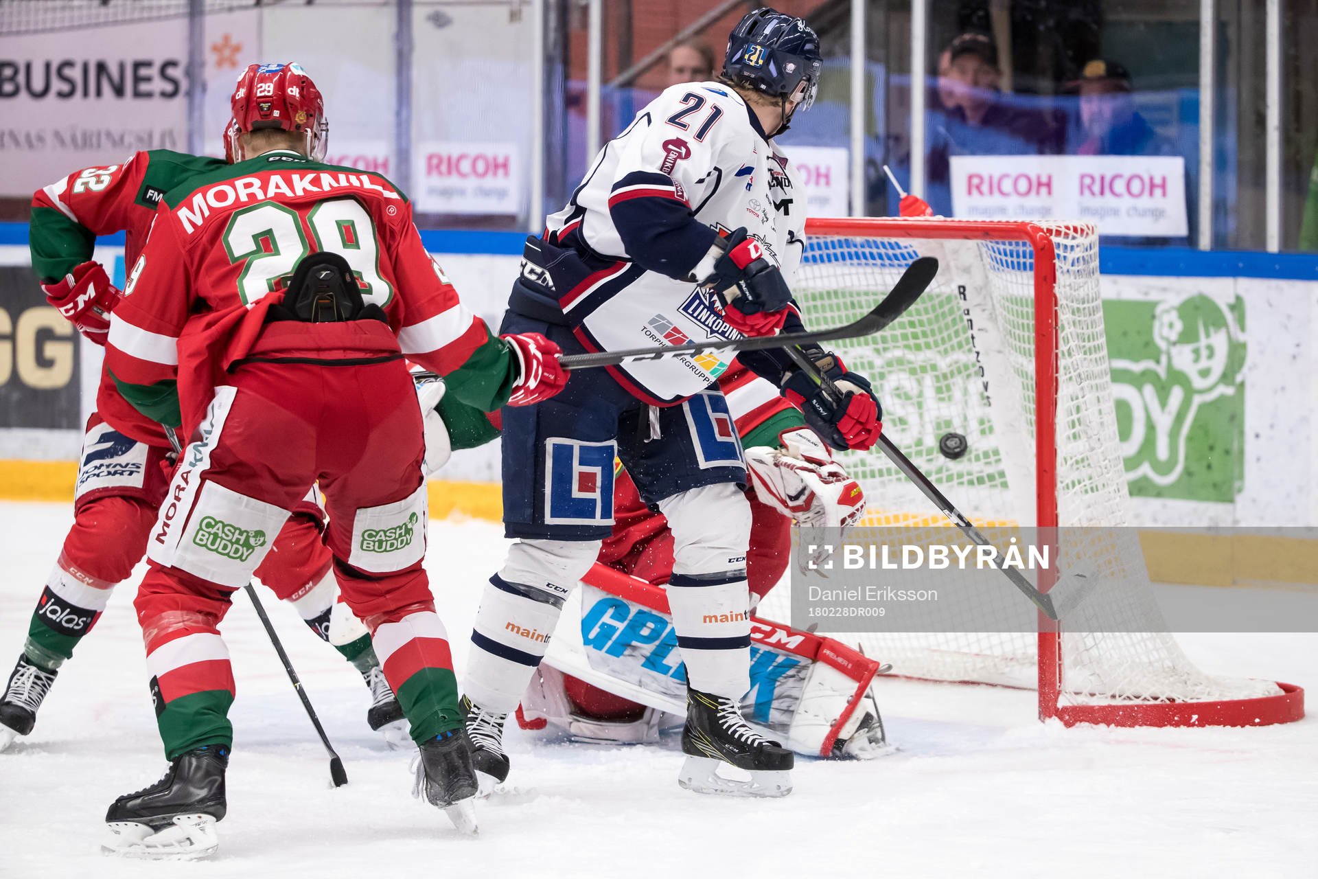 Linköpings Emil Sylvegård gör 0-1 bakom Moras målvakt
