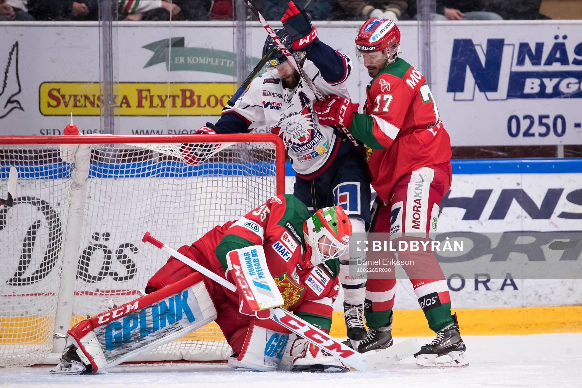 Linköpings Sebastian Karlsson framför Moras målvakt