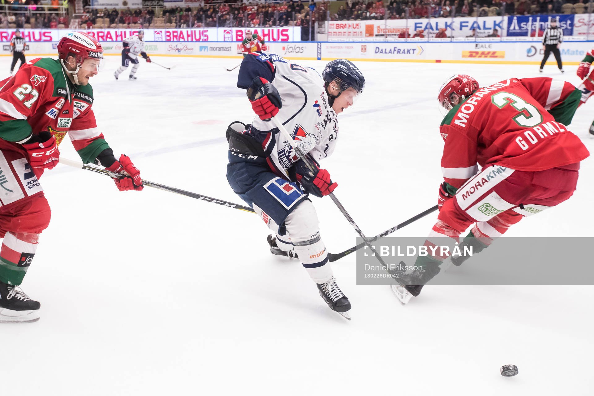 Moras Brandon Gormley och Linköpings Ken André Olimb  i