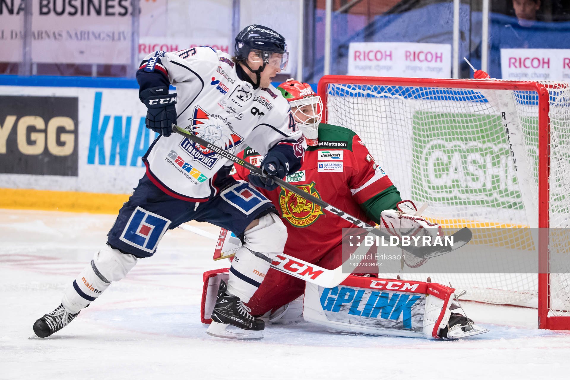 Linköpings Mathis Olimb framför Moras målvakt Christian