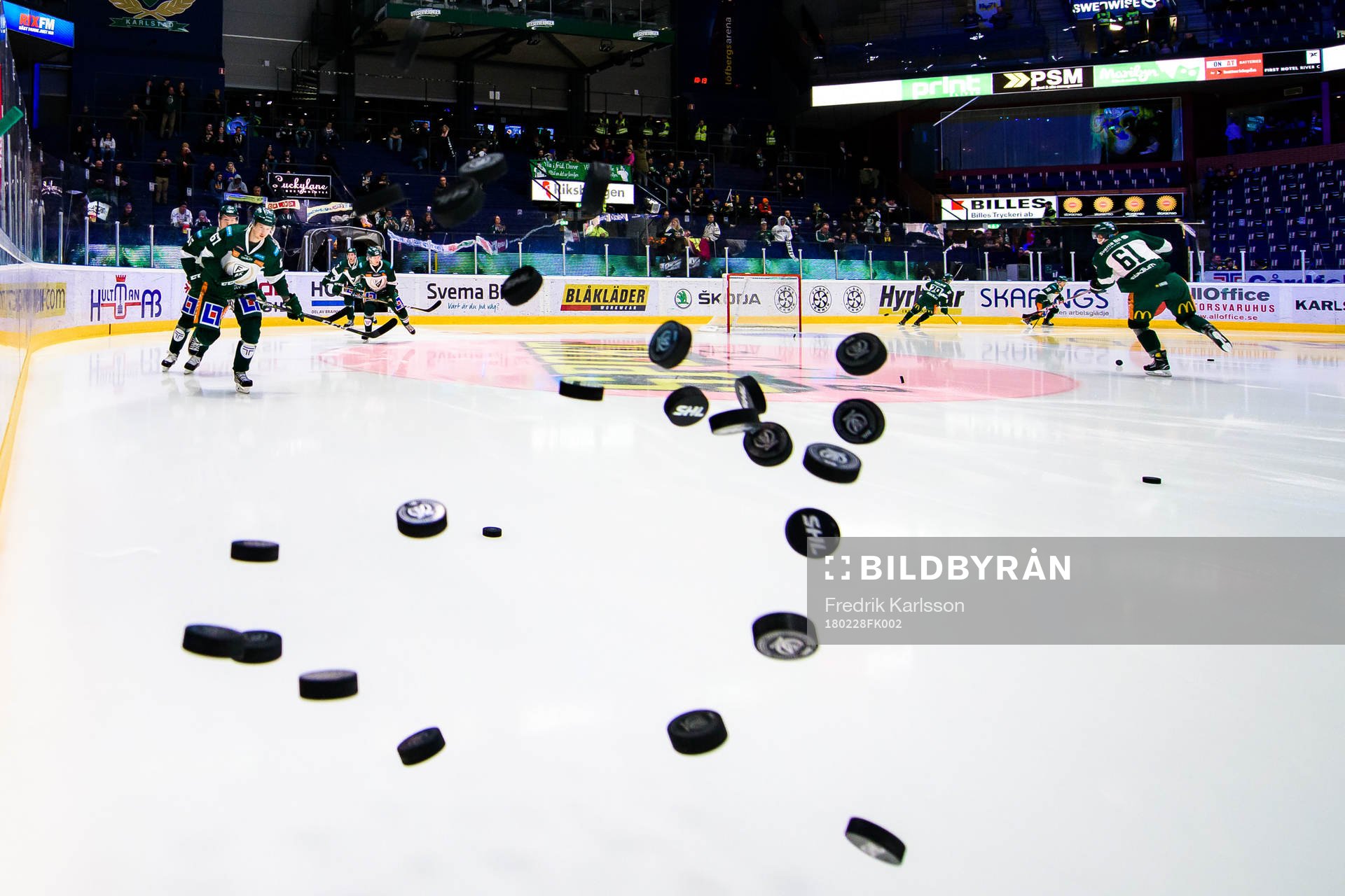 Puckar kastas ut på isen
