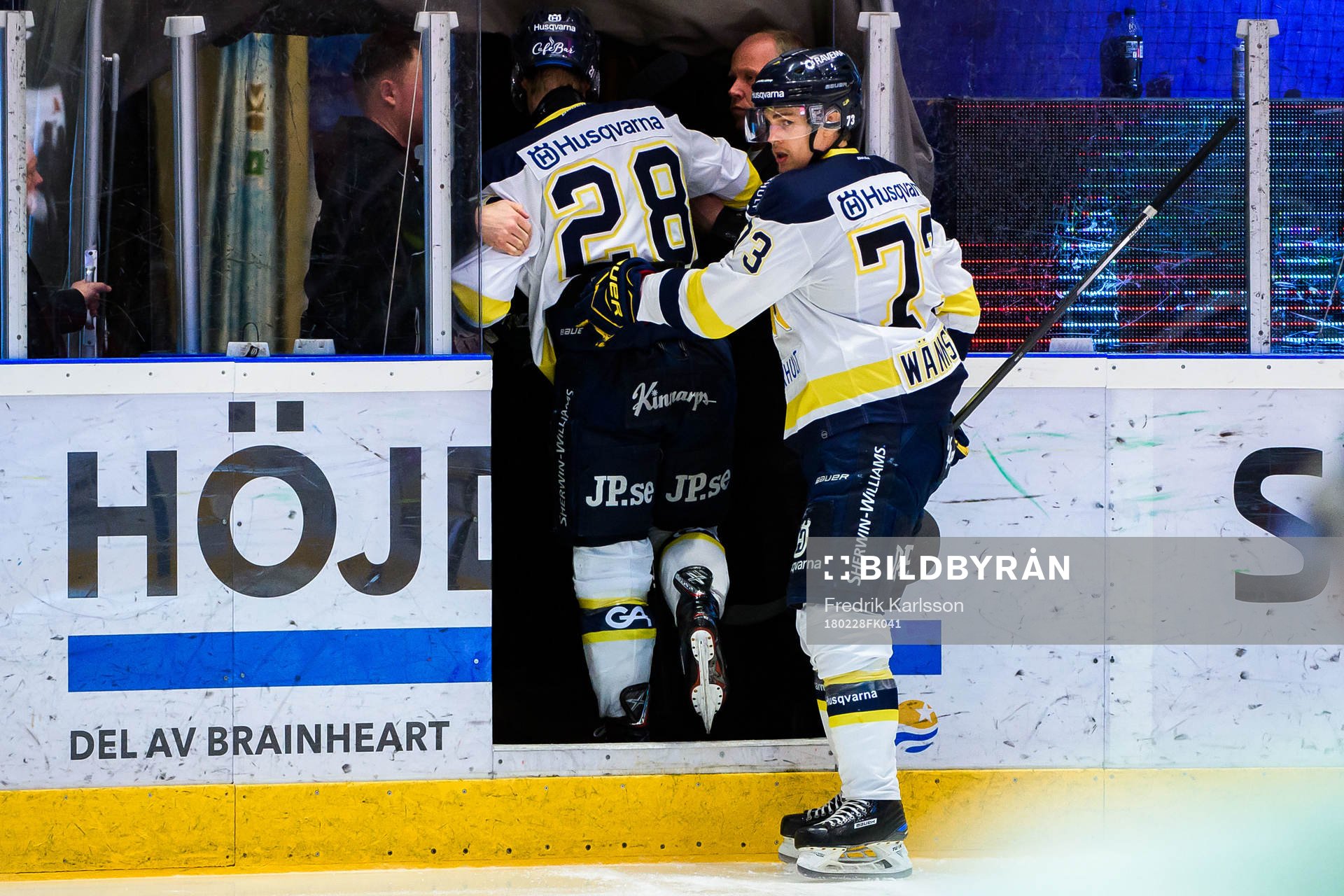 s Anton Bengtsson får hjälp av isen av Sebastian