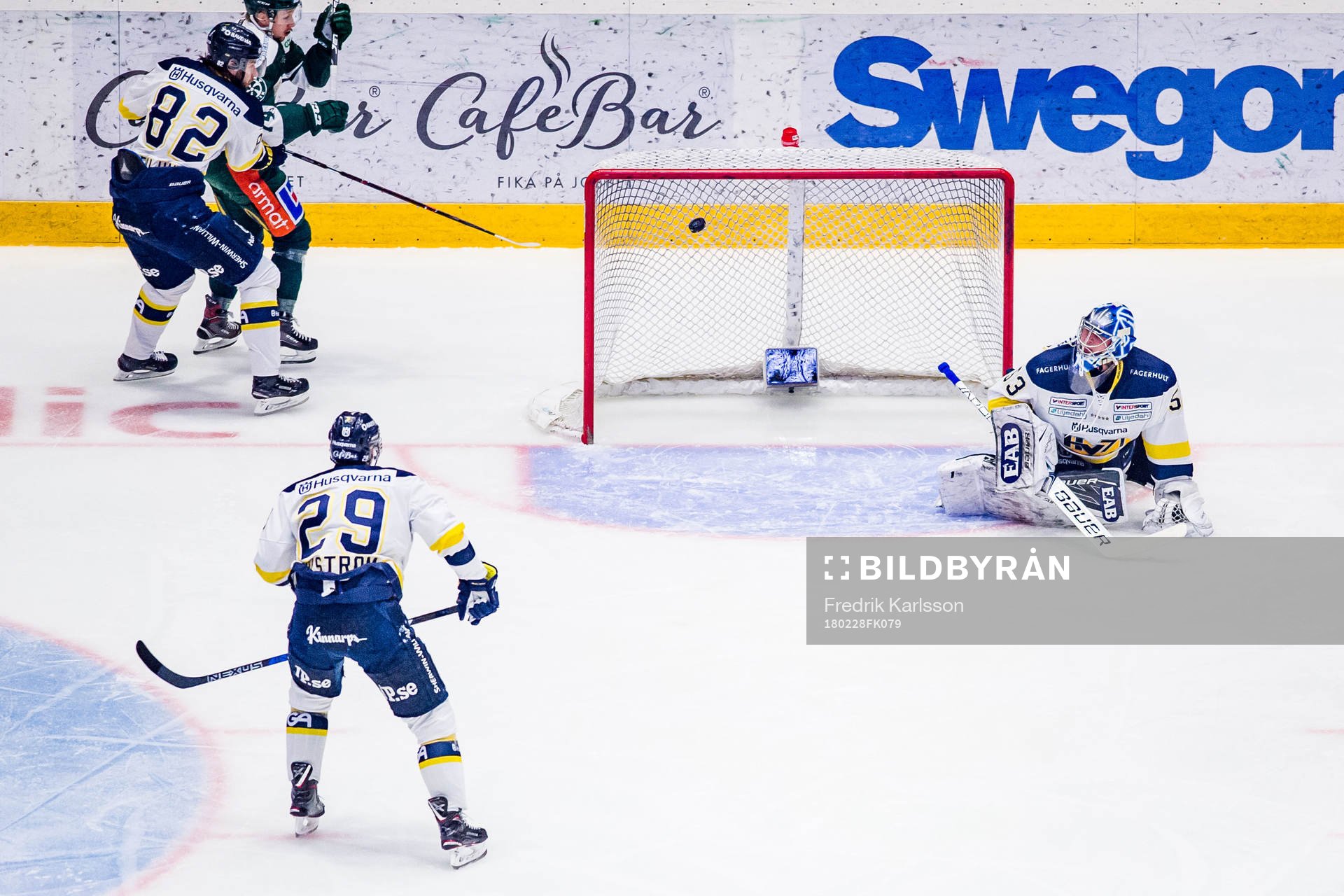 s målvakt Fredrik Pettersson-Wentzel ser på när en puck
