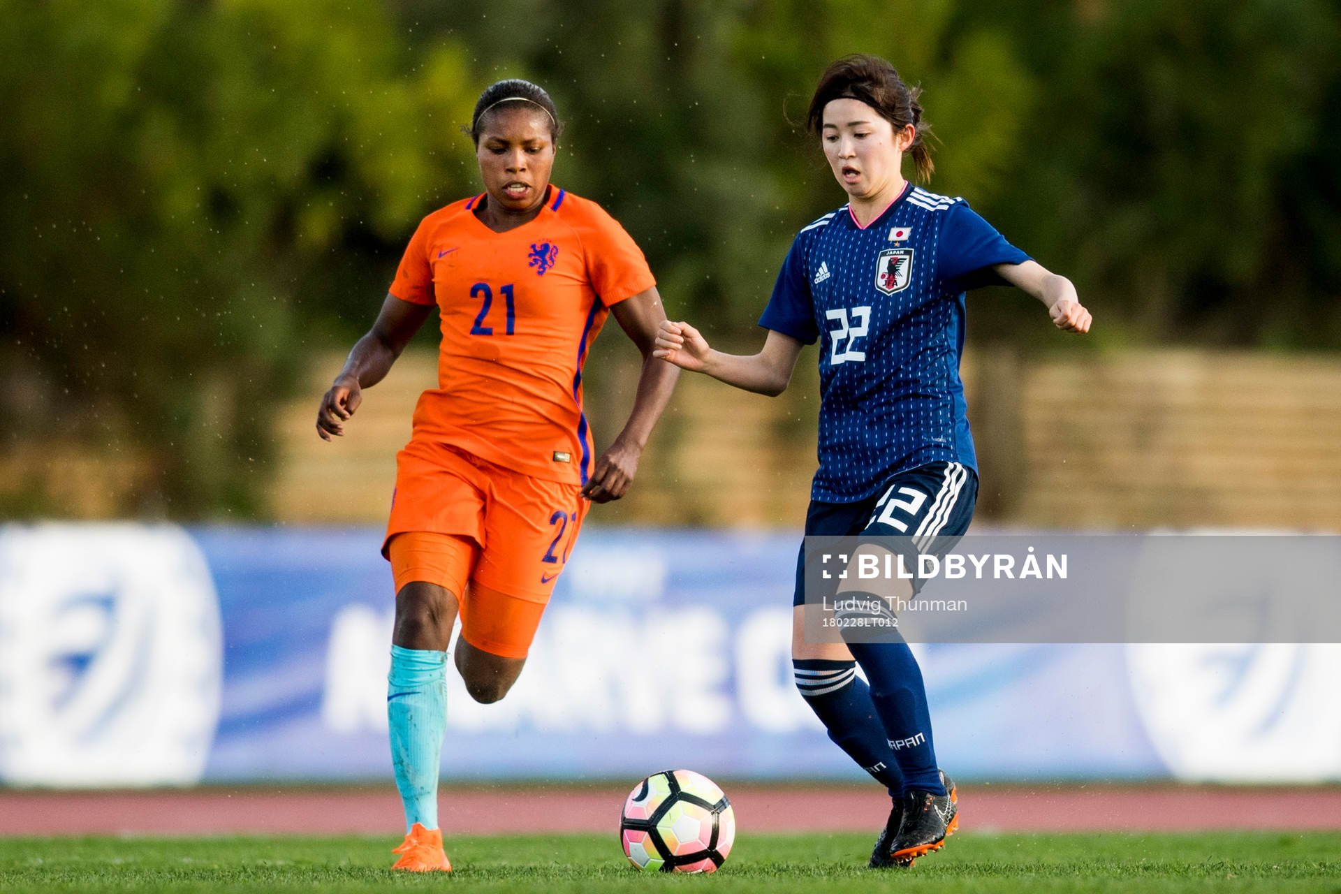 Nederländernas Lineth Beerensteyn och Japans Risa Shimizu under fotbollsmatchen i Algarve Cup 2018 mellan Japan och Nederländerna den 28 februari 2018 i Parchal.