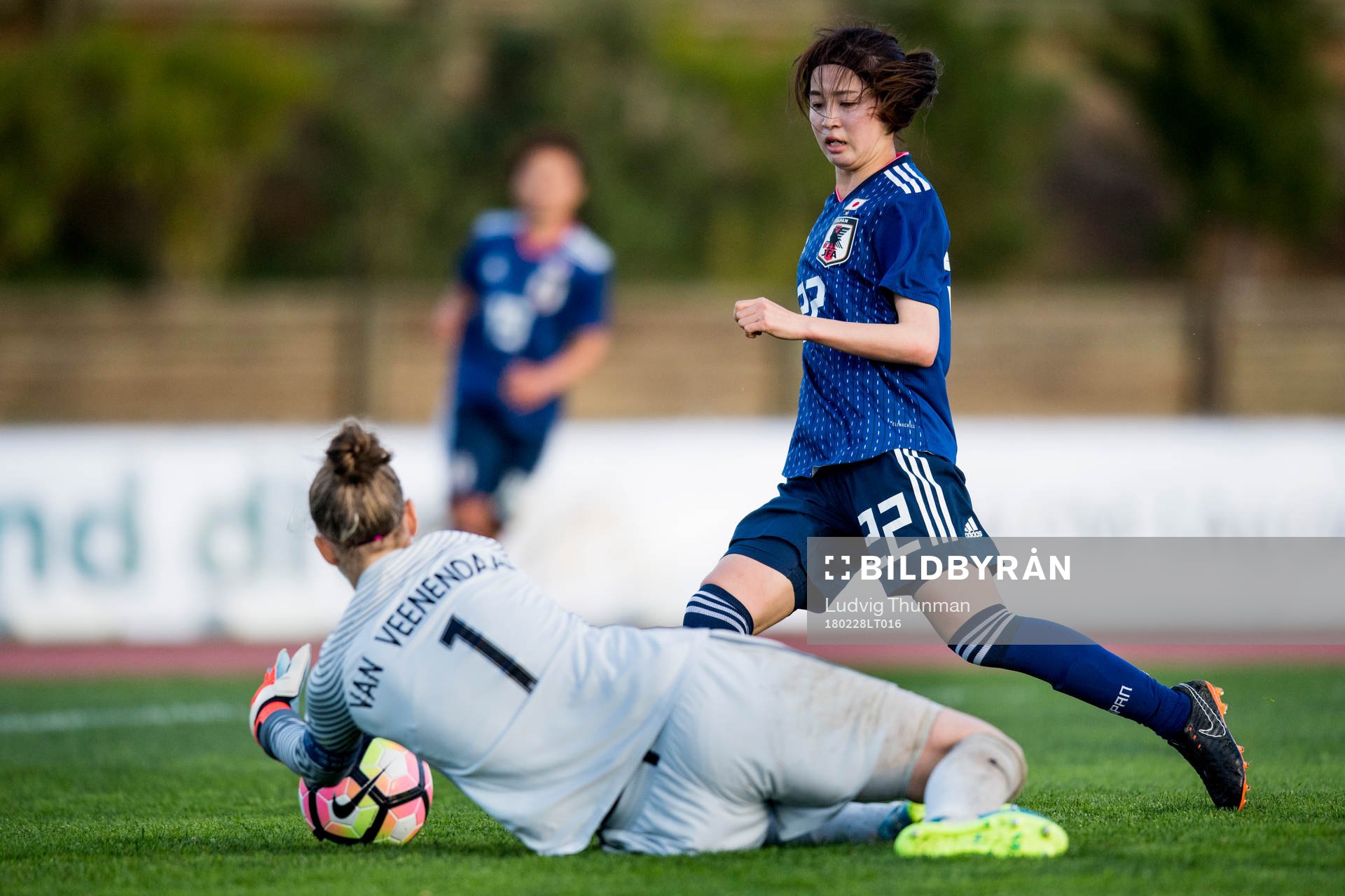 Japans Risa Shimizu och Nederländernas Sari Van Veenendaal under fotbollsmatchen i Algarve Cup 2018 mellan Japan och Nederländerna den 28 februari 2018 i Parchal.