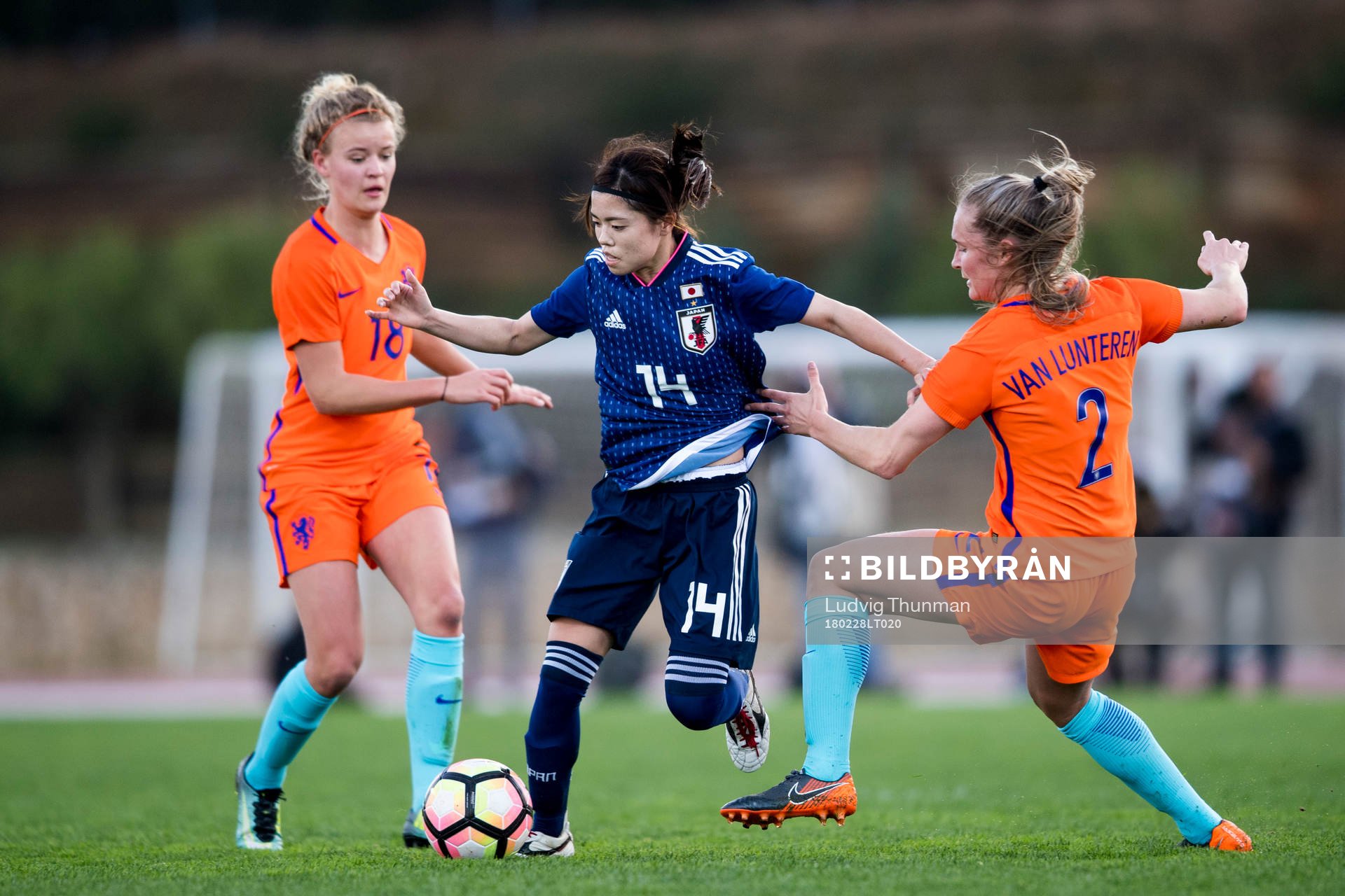 Japans Yui Hasegawa och Nederländernas Esmee De Graaf och Desiree Van Lunteren under fotbollsmatchen i Algarve Cup 2018 mellan Japan och Nederländerna den 28 februari 2018 i Parchal.