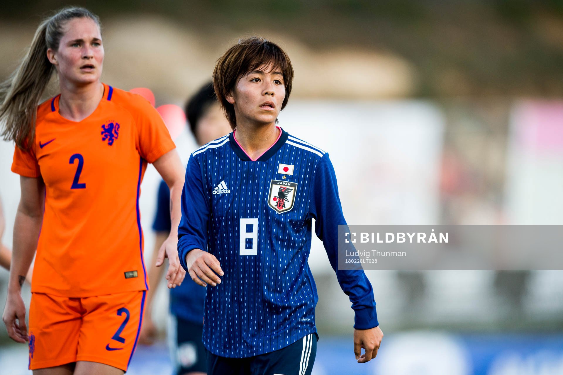 Nederländernas Desiree Van Lunteren och Japans Mana Iwabuchi under fotbollsmatchen i Algarve Cup 2018 mellan Japan och Nederländerna den 28 februari 2018 i Parchal.
