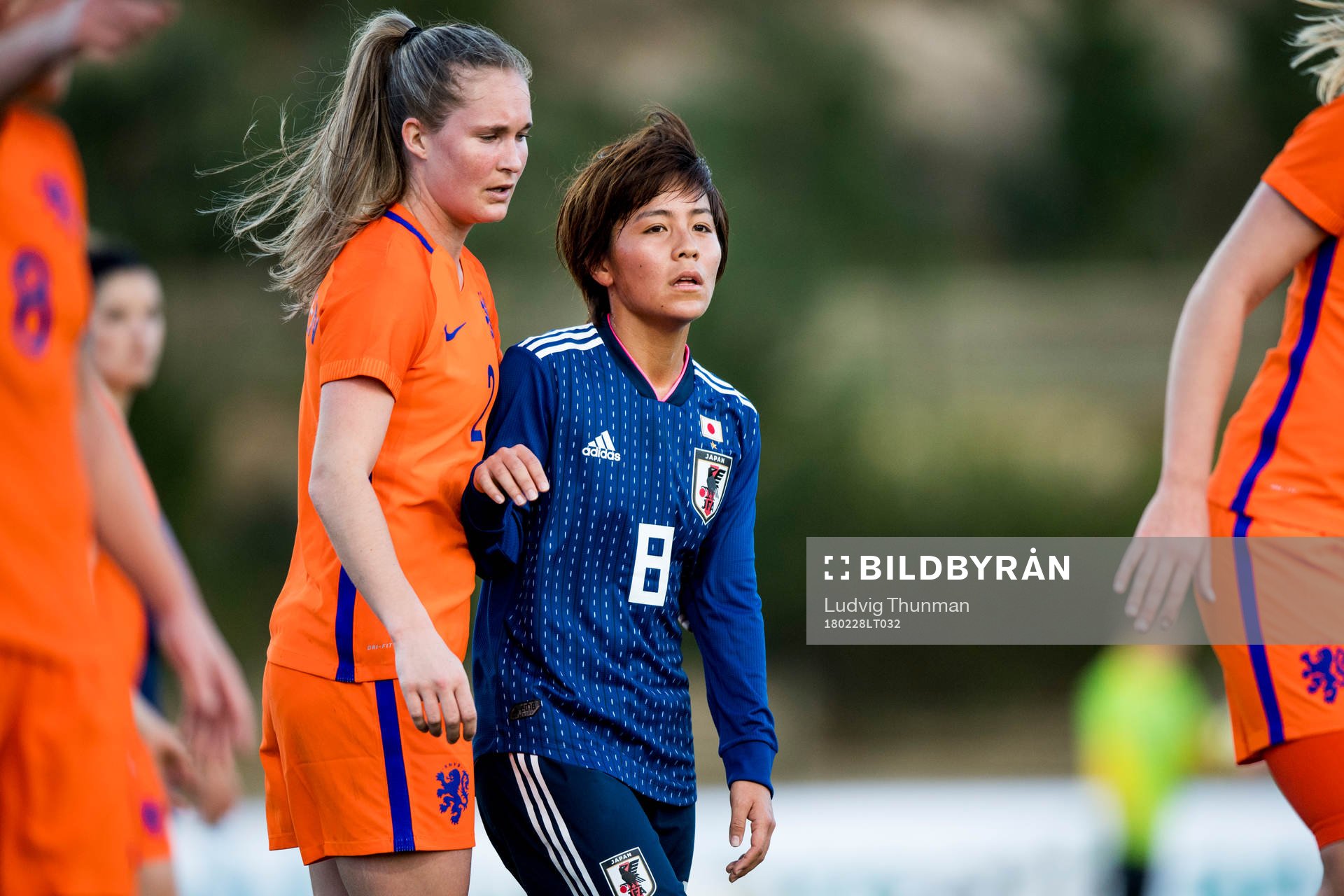 Nederländernas Desiree Van Lunteren och Japans Mana Iwabuchi under fotbollsmatchen i Algarve Cup 2018 mellan Japan och Nederländerna den 28 februari 2018 i Parchal.