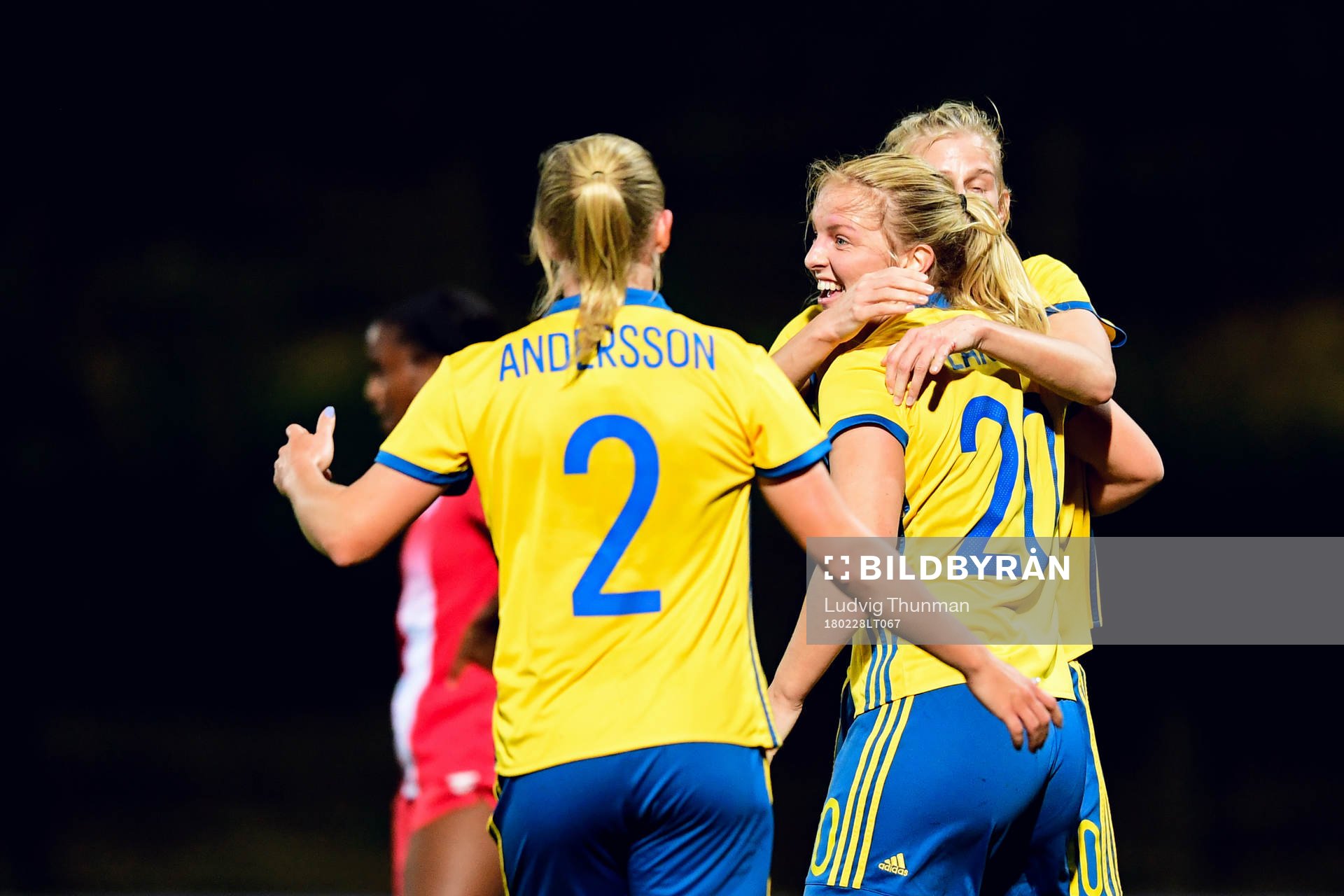 Sveriges Mimmi Larsson jublar med lagkamrater