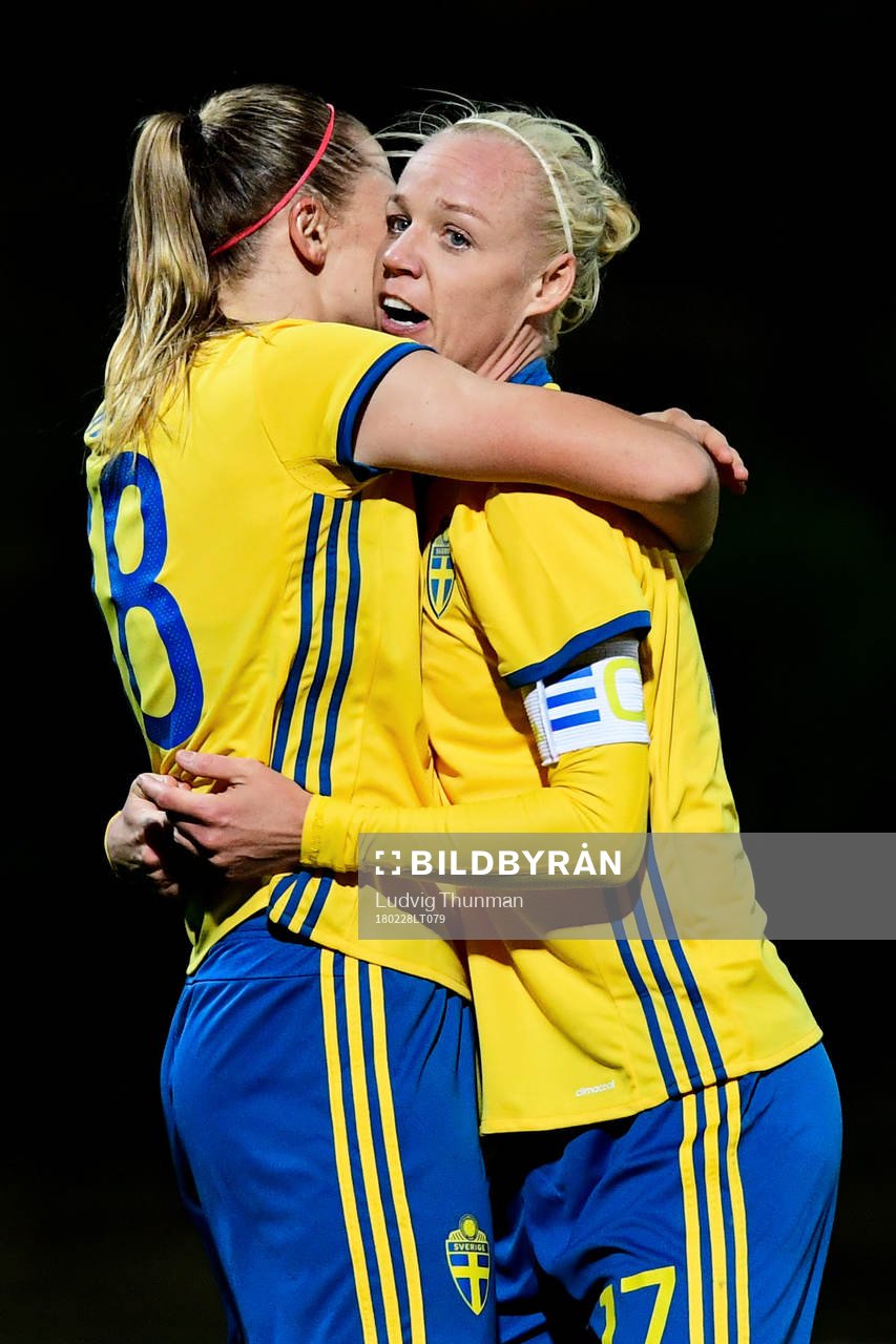 Sveriges Fridolina Rolfö och Caroline Seger jublar