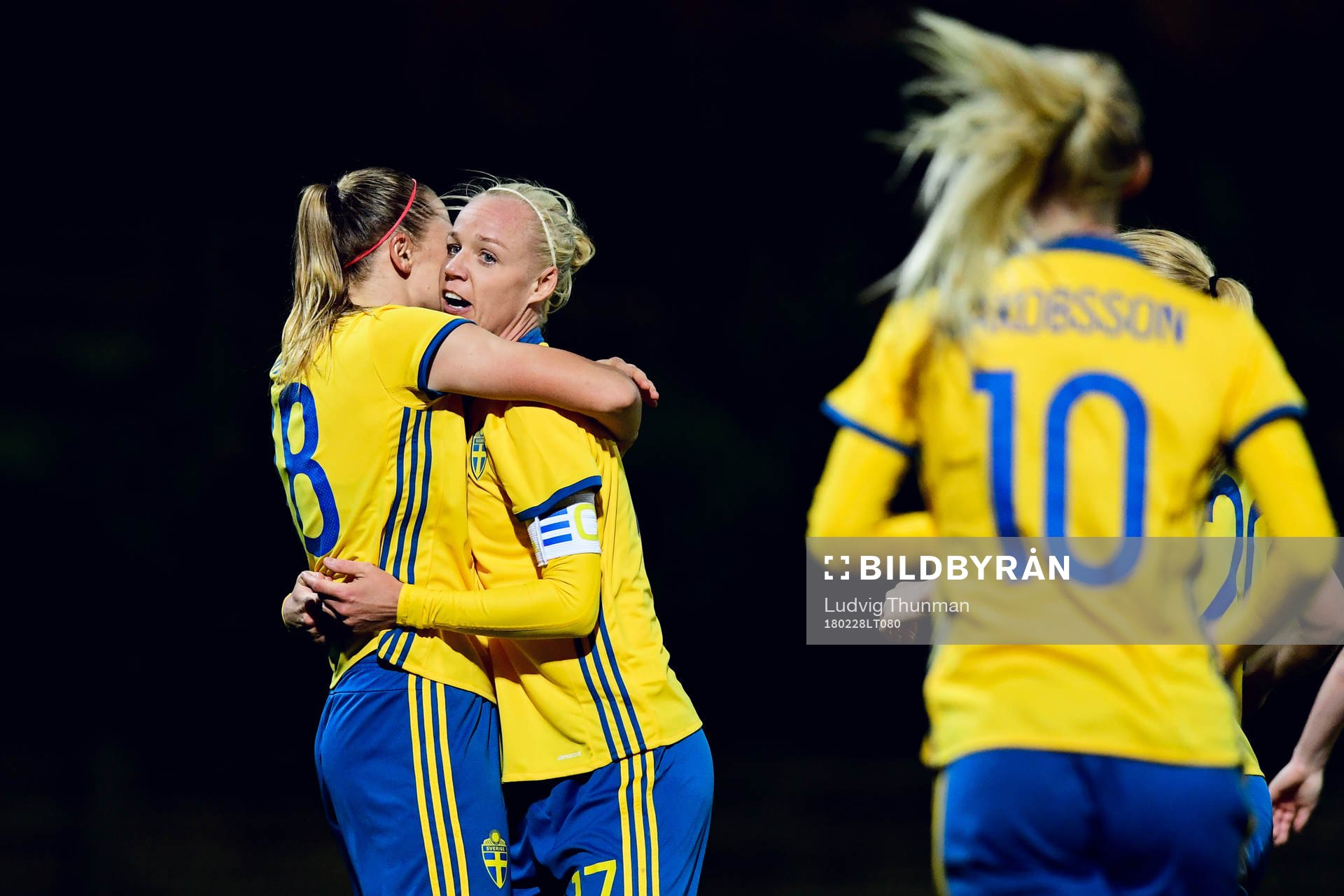Sveriges Fridolina Rolfö och Caroline Seger jublar