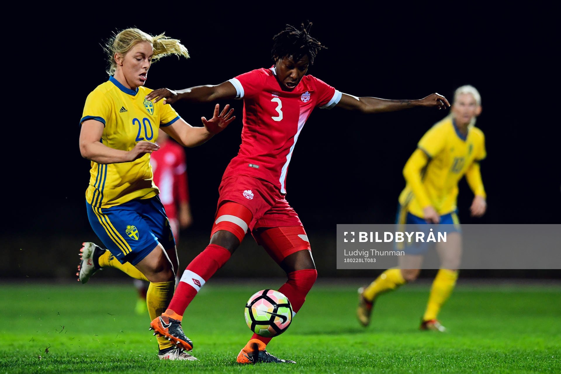 Sveriges Mimmi Larsson och Kanadas Kadeisha Buchanan