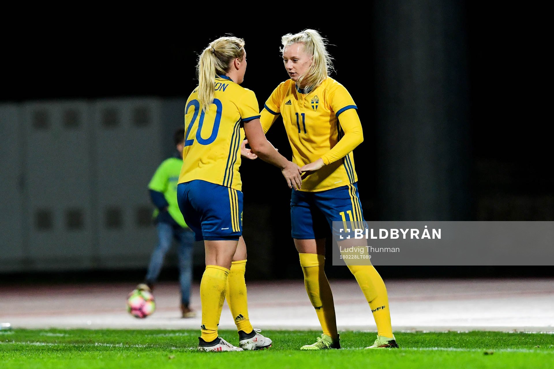Sveriges Mimmi Larsson går ut och Stina Blackstenius