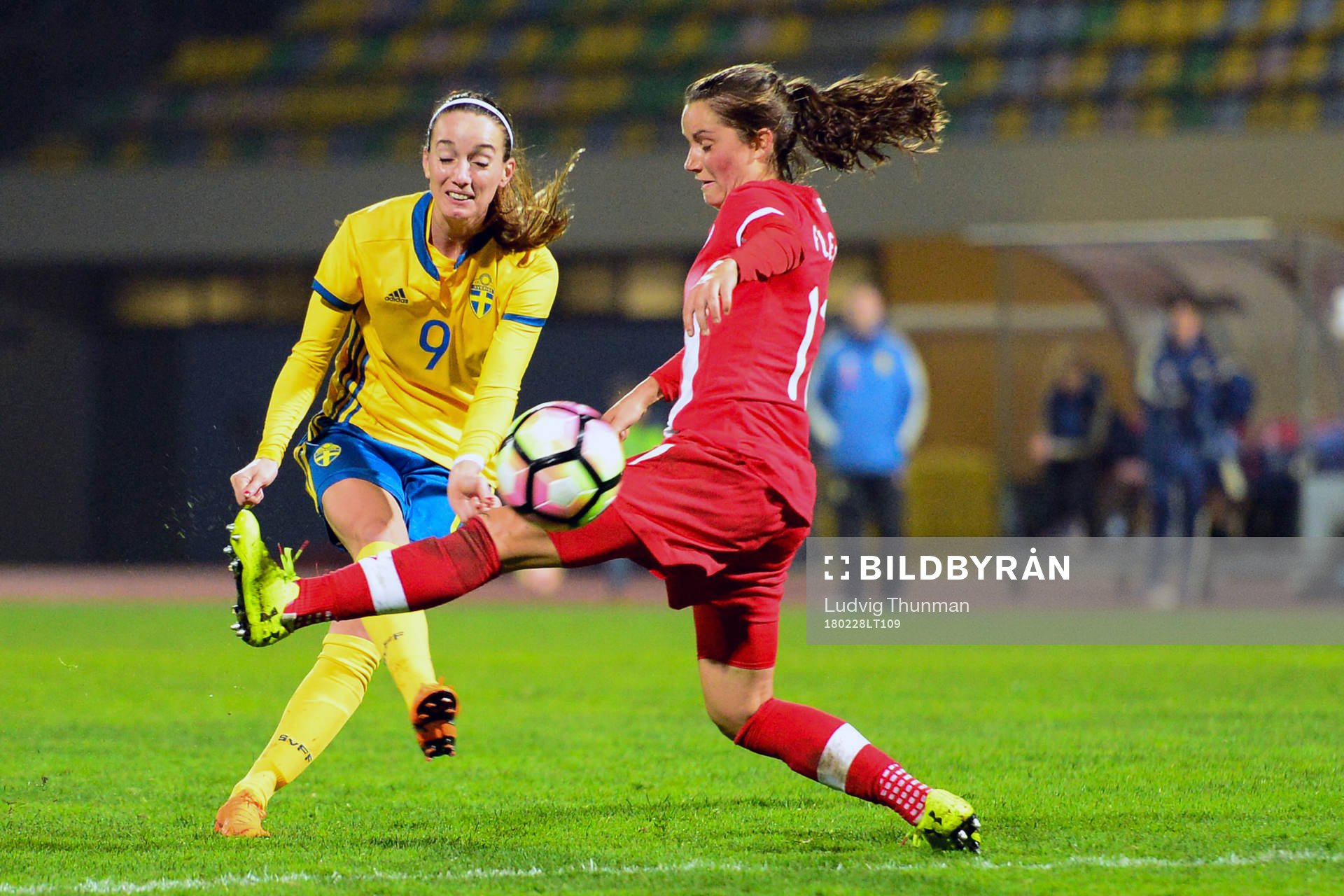 Sveriges Kosovare Asllani och Kanadas Desiree Scott