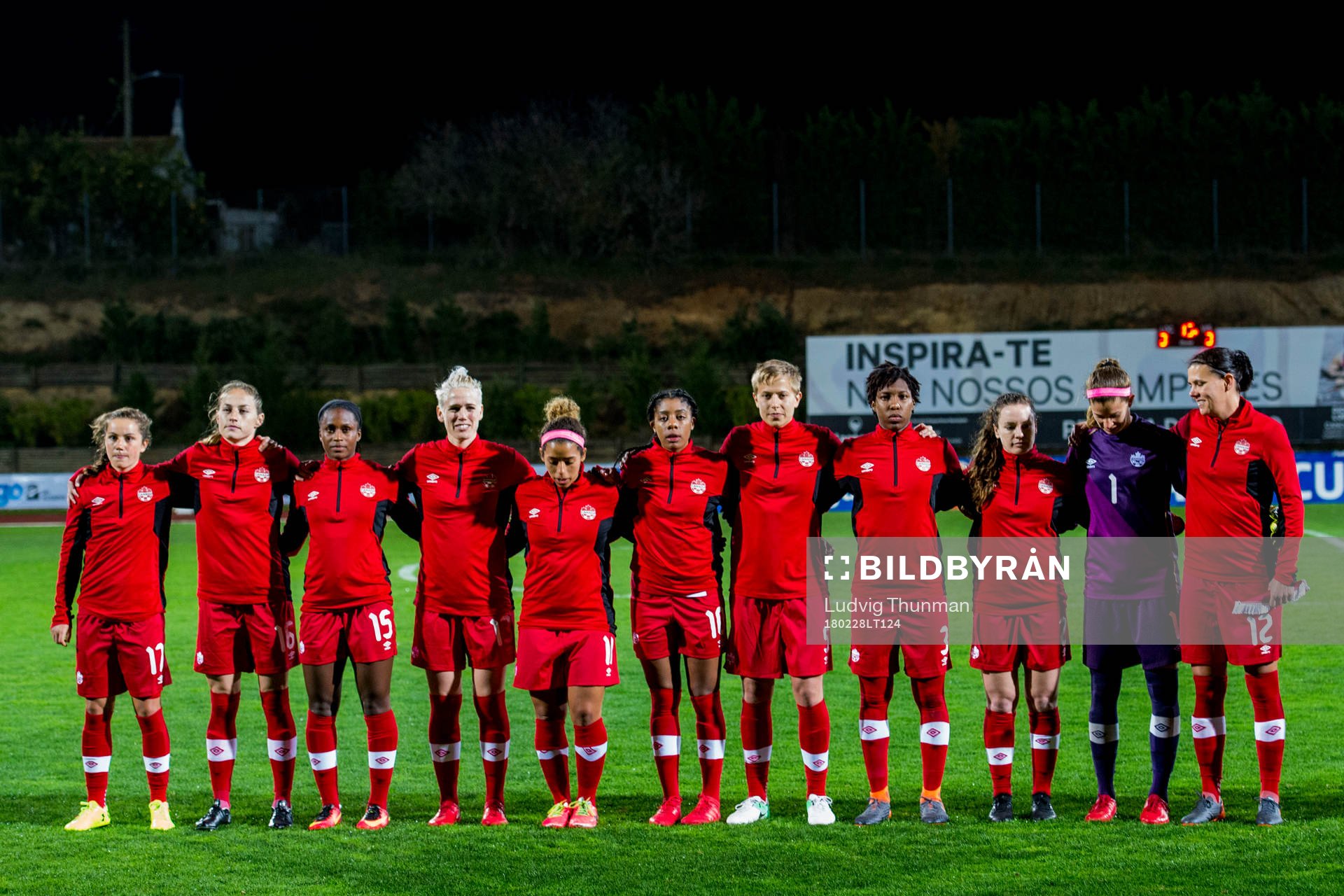 Kanadas spelare ställer upp för nationalsången